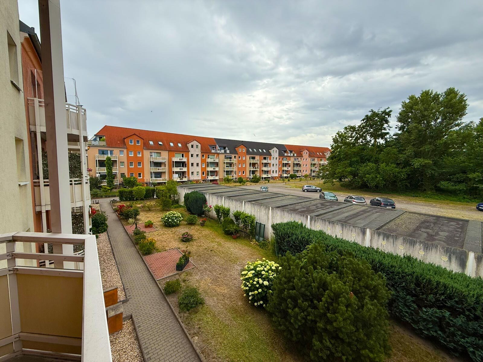 Wohnanlage_mit_Stellplätzen_und_Garagen