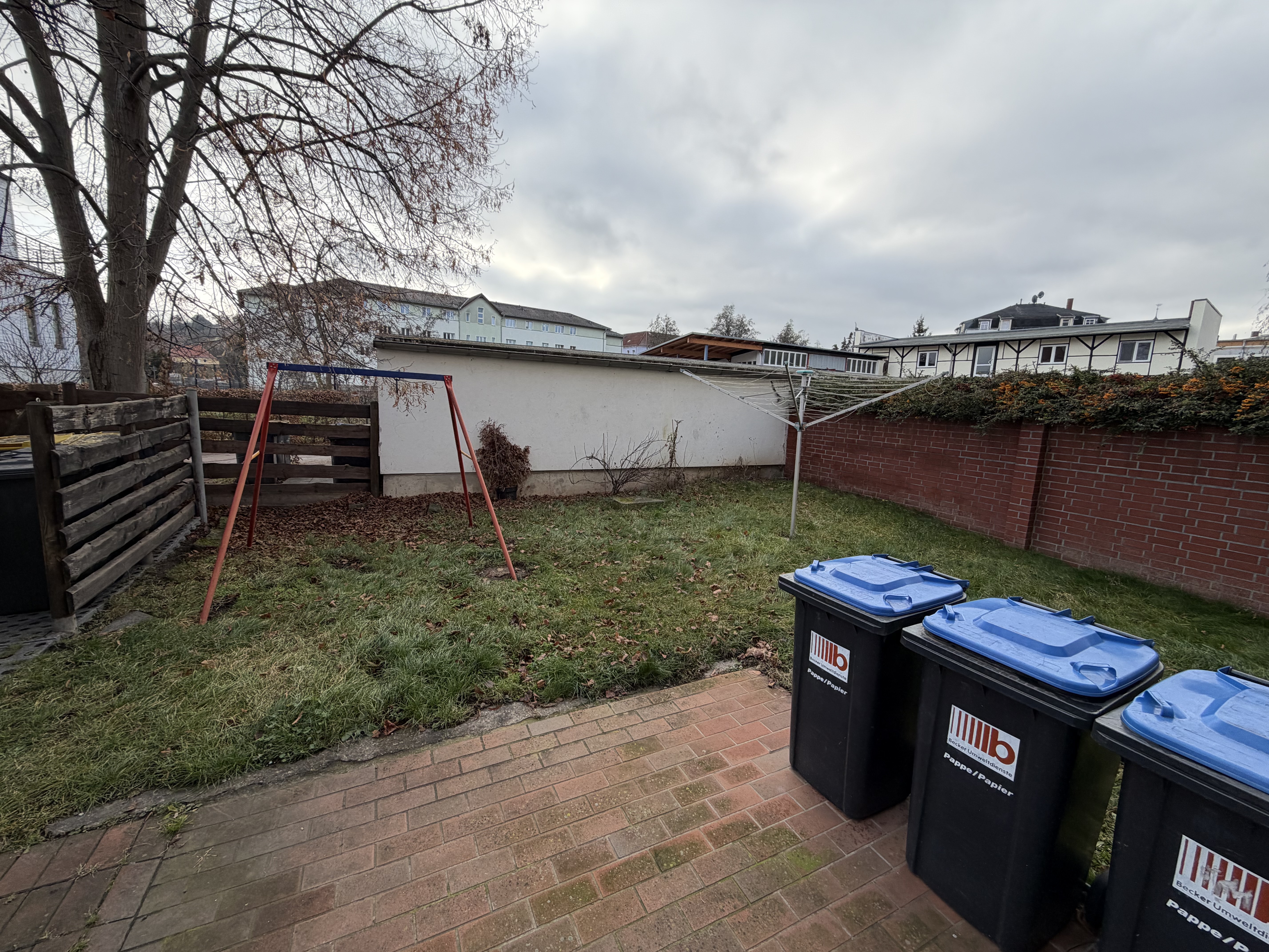Am Haus ist ein Hof mit Wiese