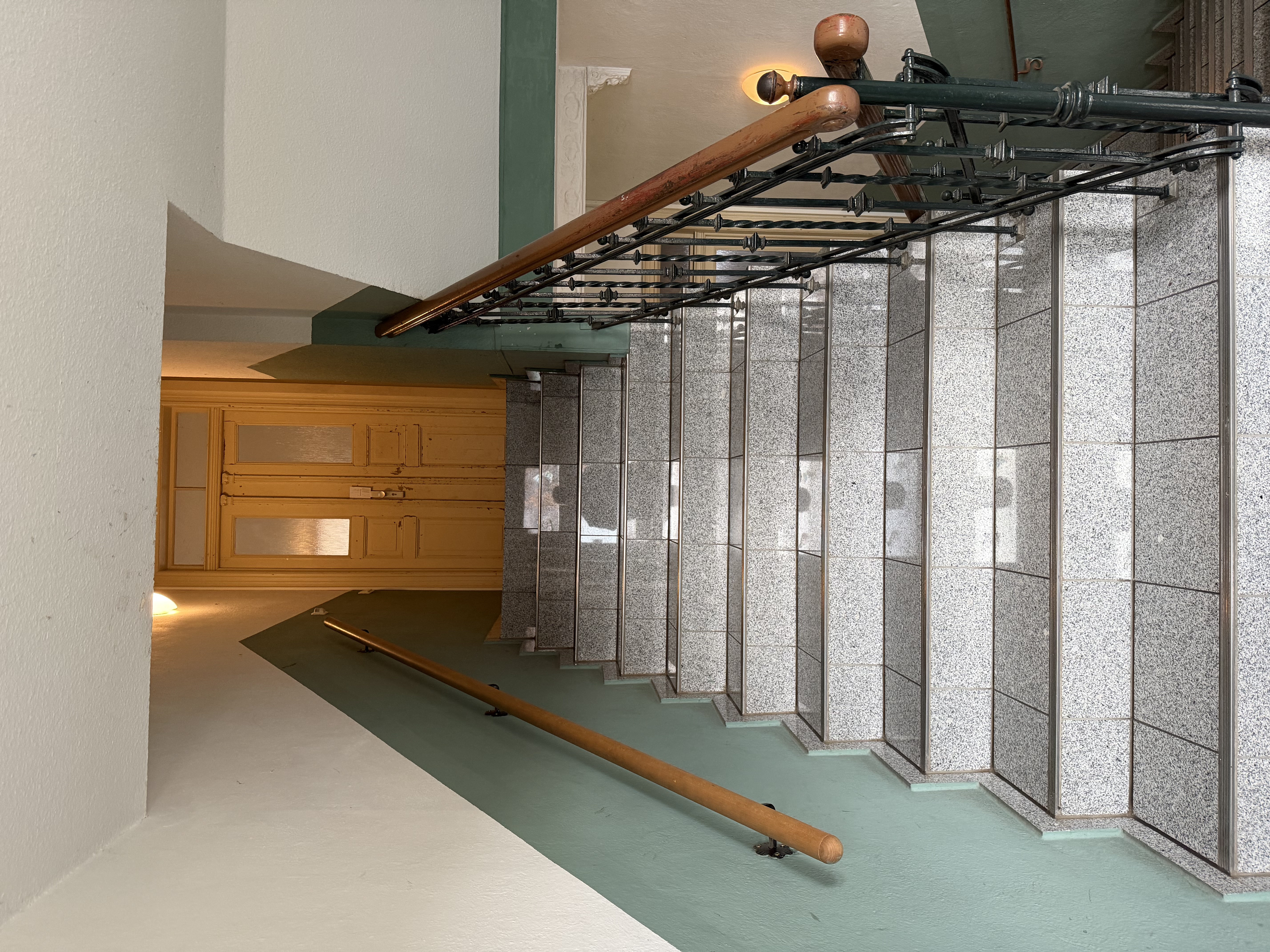 Wohnungs-Eingangstür mit Treppe