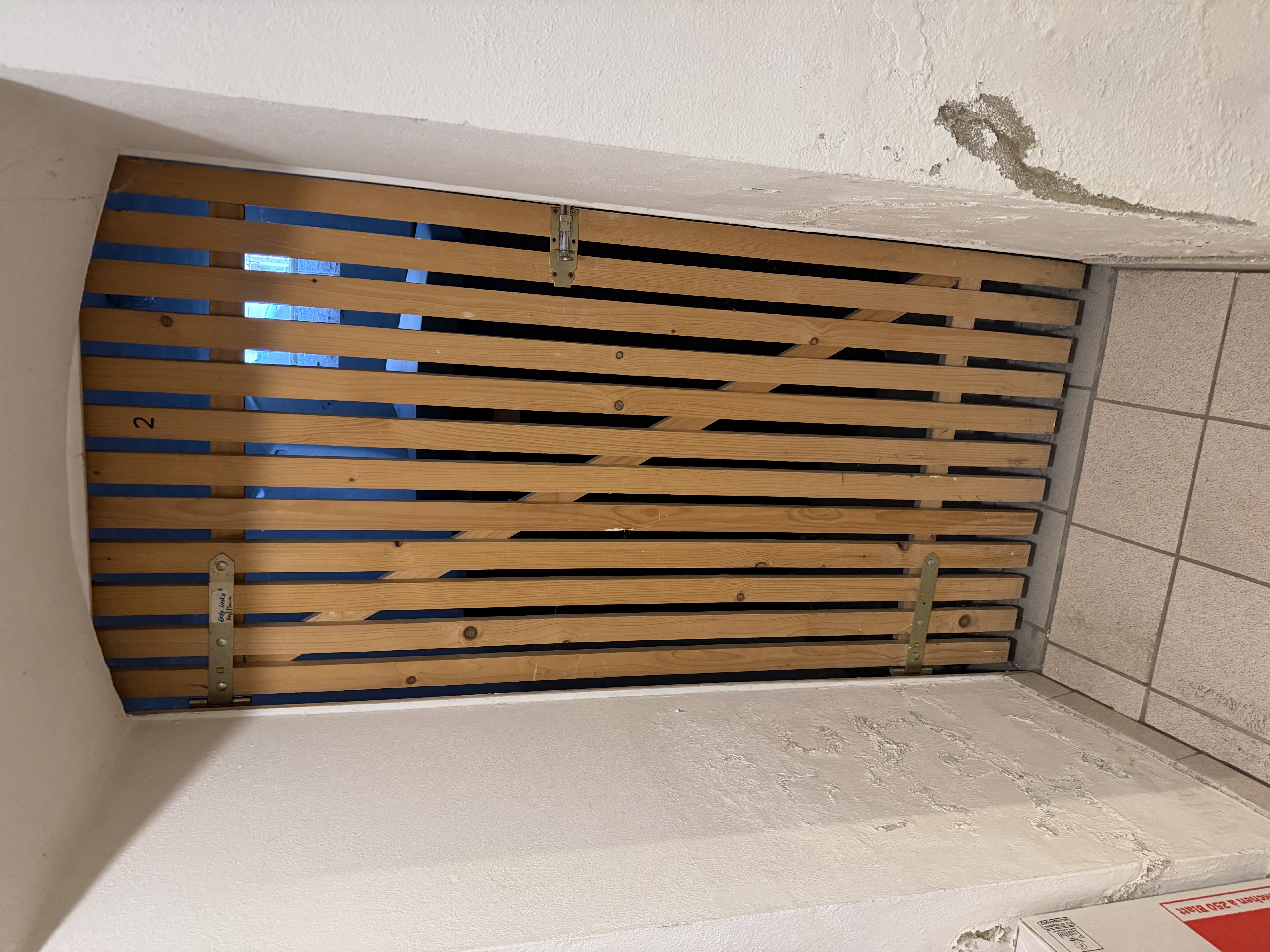 Kellertür einer Wohnung