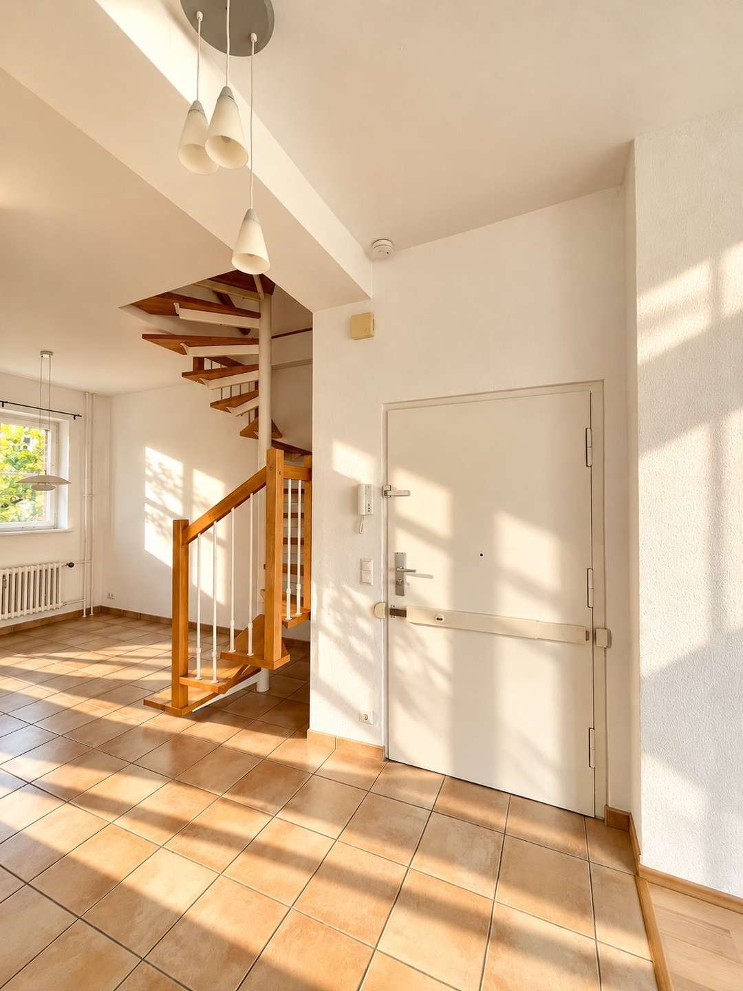 Wohnen auf zwei hellen Ebenen – Maisonette Wohnung mit zwei Sonnenbalkonen nahe den Ceciliengärten! - Bild 4