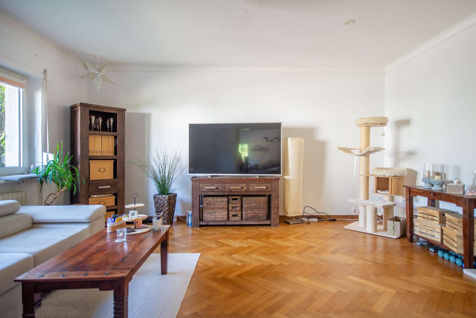 Freistehend wirkende DHH mit großem Garten, 3 separaten Wohnbereichen, Keller & Garage - Bild 2