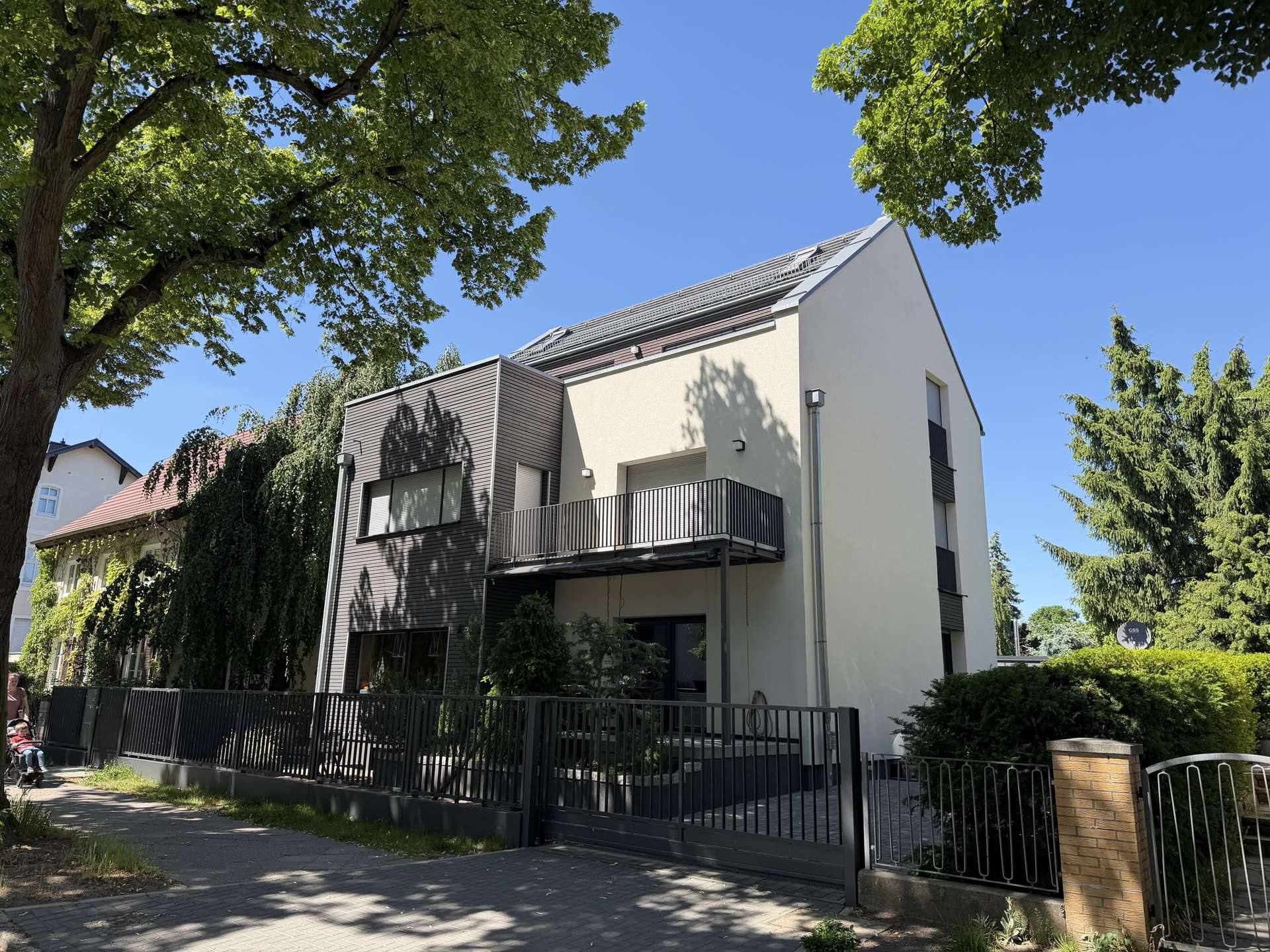 Exklusiver Erstbezug: Luxus Hausfeeling auf 2 Ebenen mit EBK, Garten, Garage & moderner Technologie