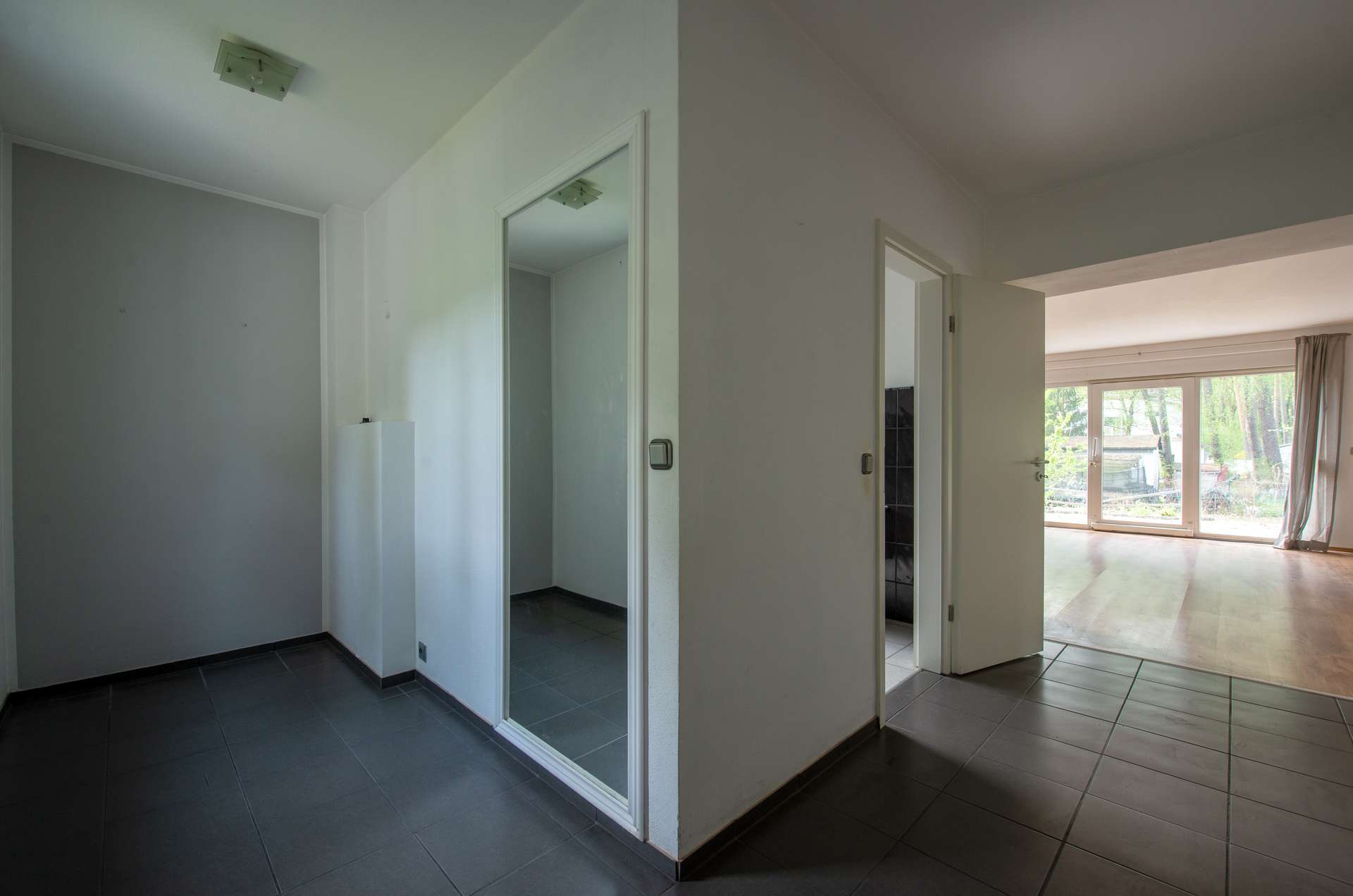 Familienparadies! 6 Zi. + Sauna, Kamin & ca. 671 m² Grundstück mit Carport – Bild 2