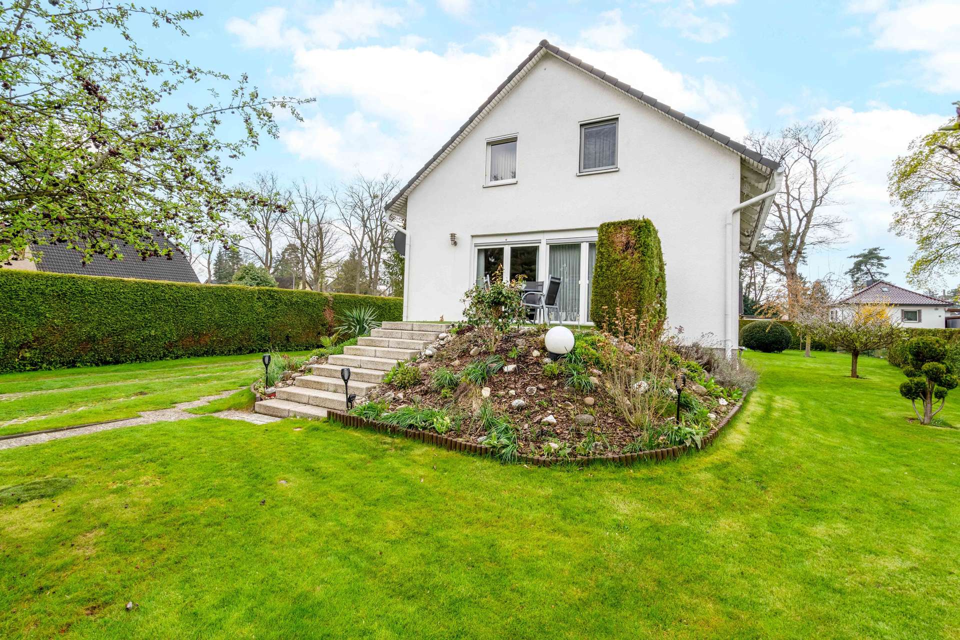 Charmantes Einfamilienhaus mit Einliegerwohnung auf sonnigem Gartengrundstück