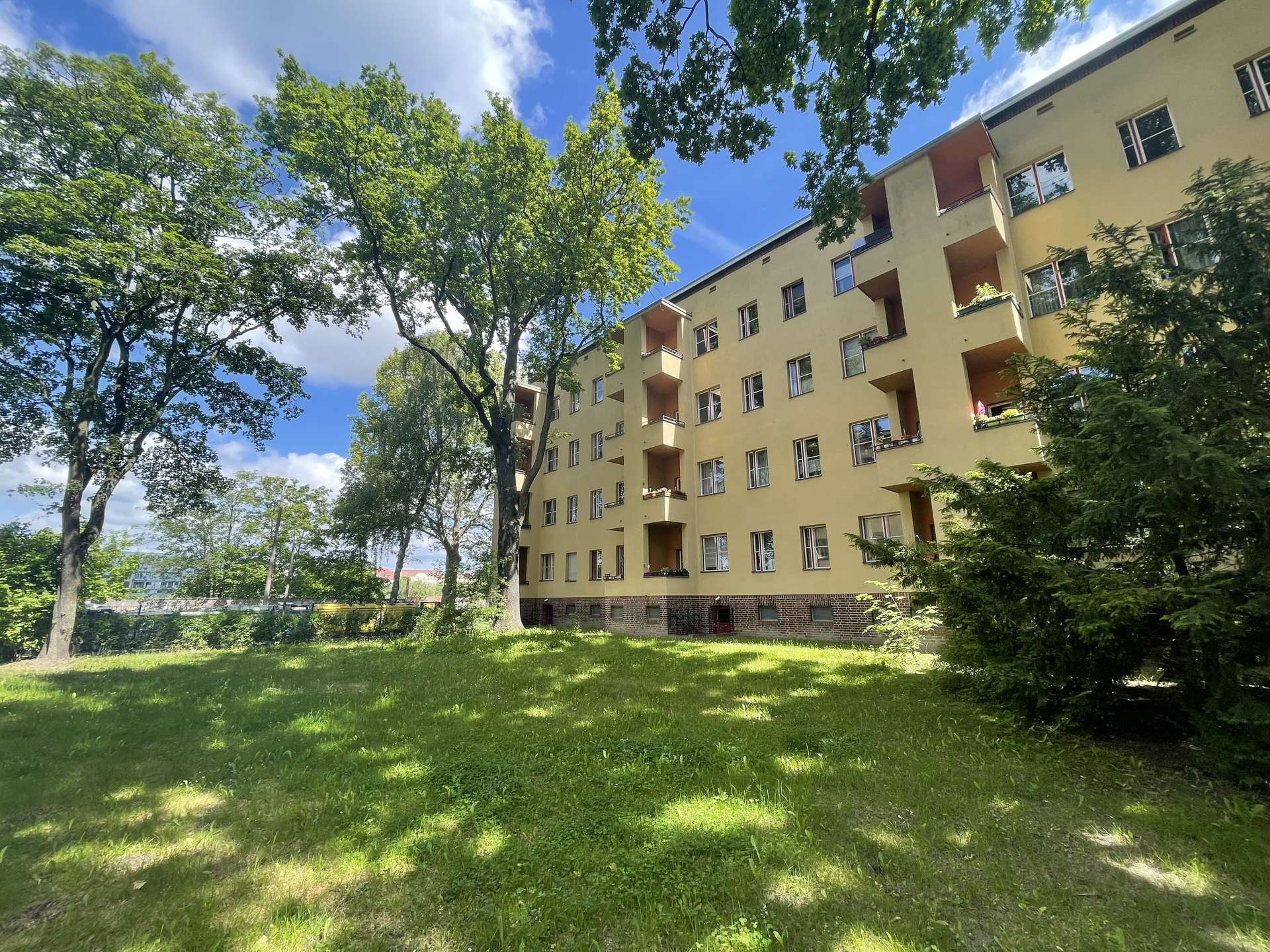 Lichtdurchflutete 3 Zi. Wohnung mit Balkon im begehrten Kissingenviertel – Bild 1