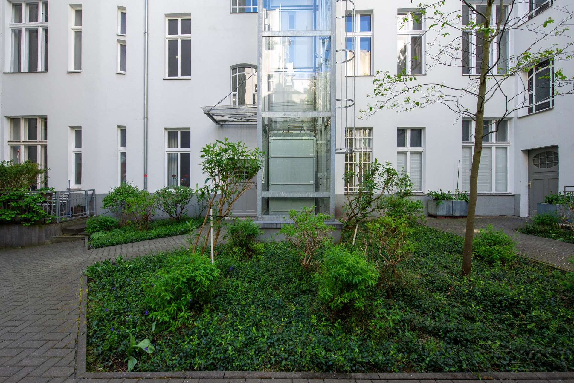 Repräsentative Altbauwohnung mit 5 Zi., lichtdurchfluteten Räumen nahe Schloss Bellevue! - Bild 9