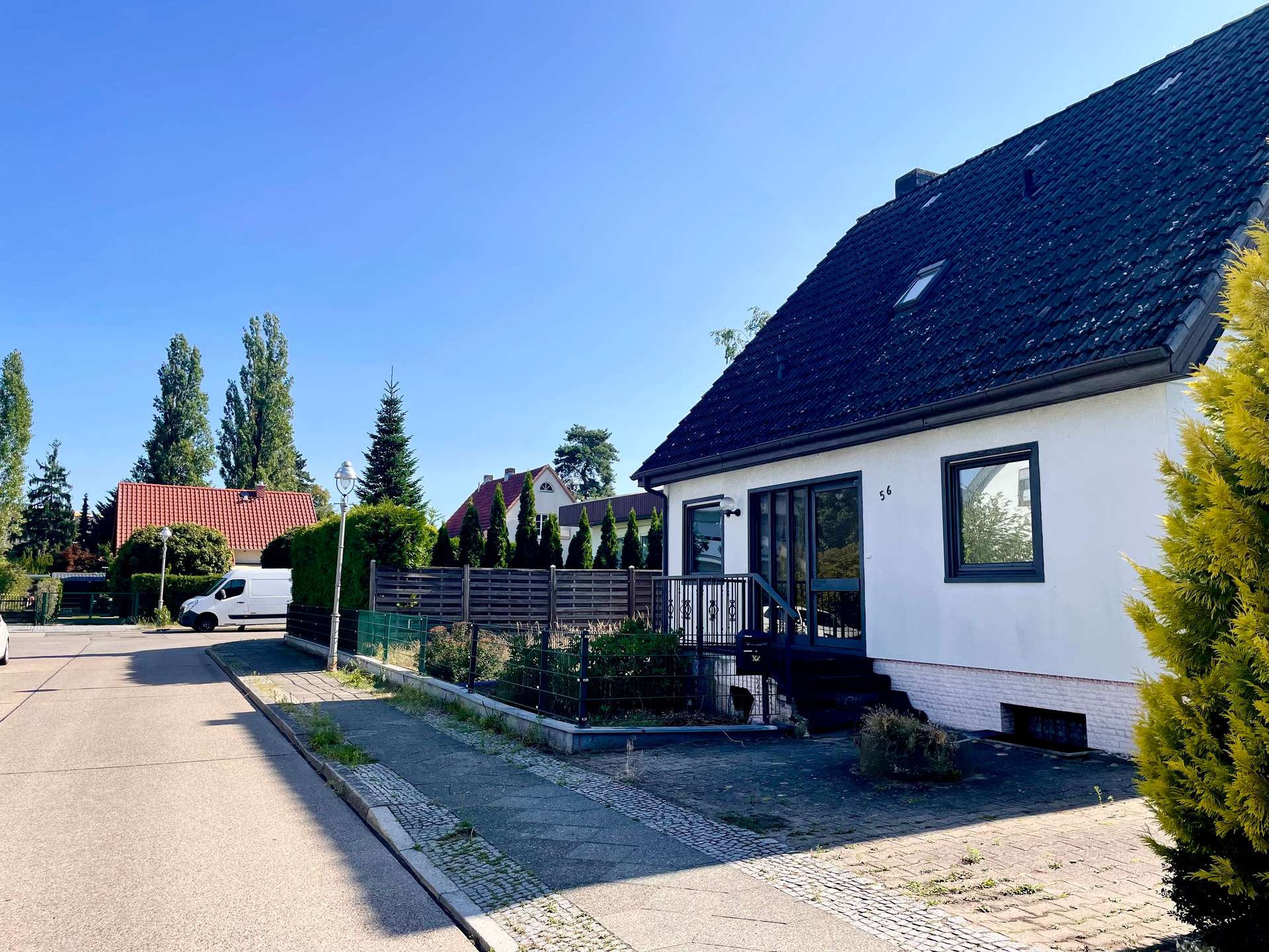 Bezugsfreies Familienhaus mit Garage, Garten, Sonnenterrasse und Keller in der Wilhelmstadt - Bild 2