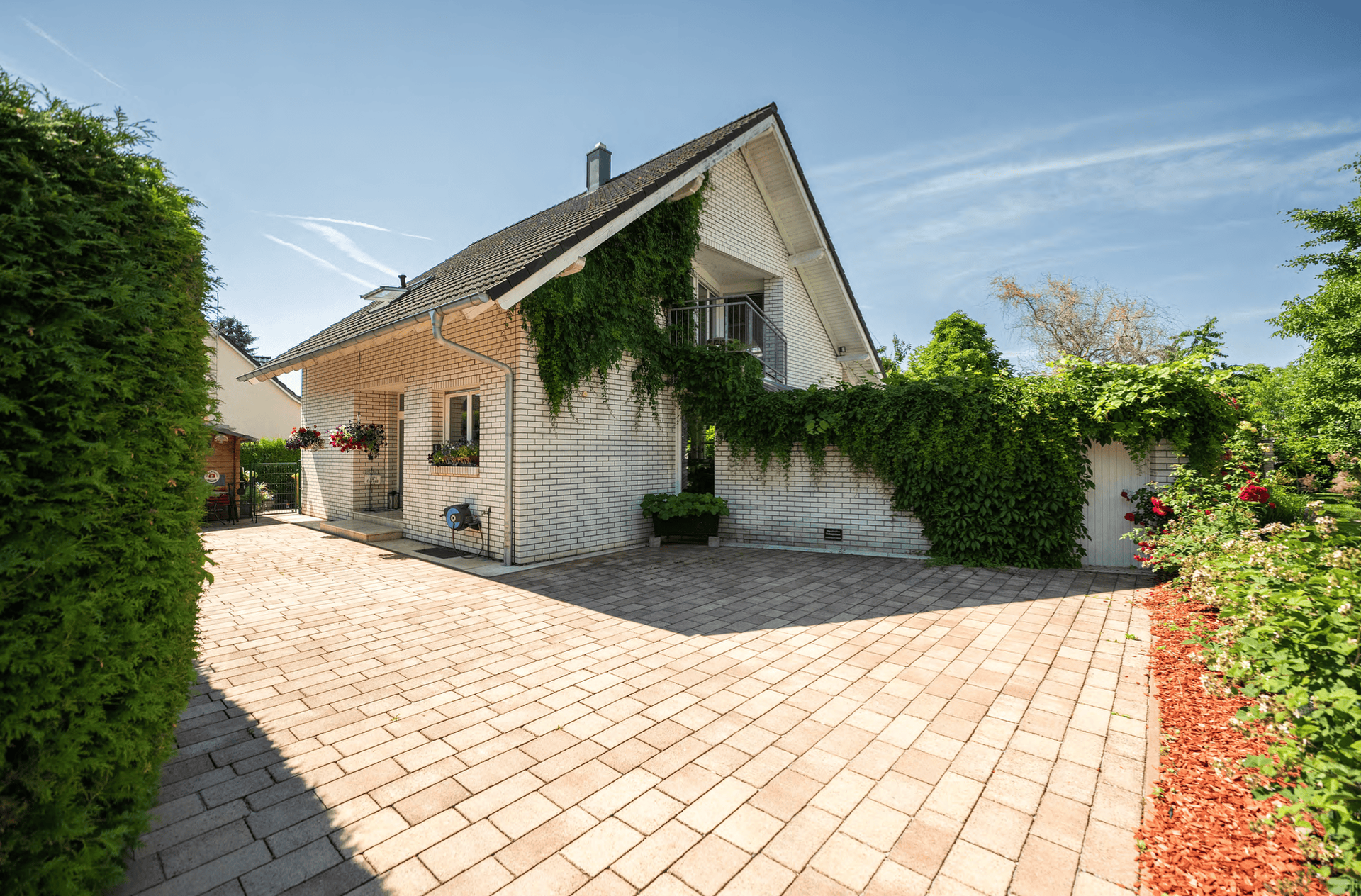 Hochwertiges Einfamilienhaus mit stilvollem Wohnkonzept auf 500m2 Grundstück in zentraler Lage!