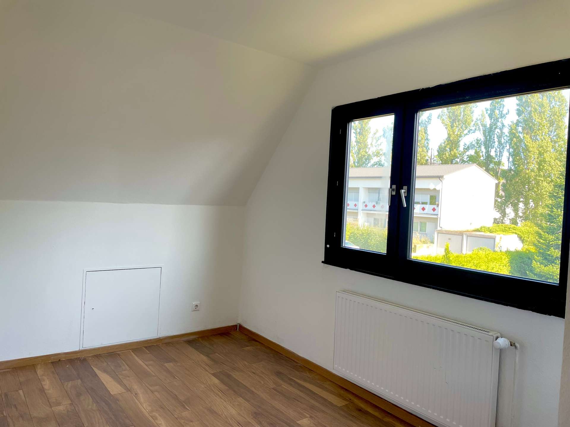 Bezugsfreies Familienhaus mit Garage, Garten, Sonnenterrasse und Keller in der Wilhelmstadt - Bild 8