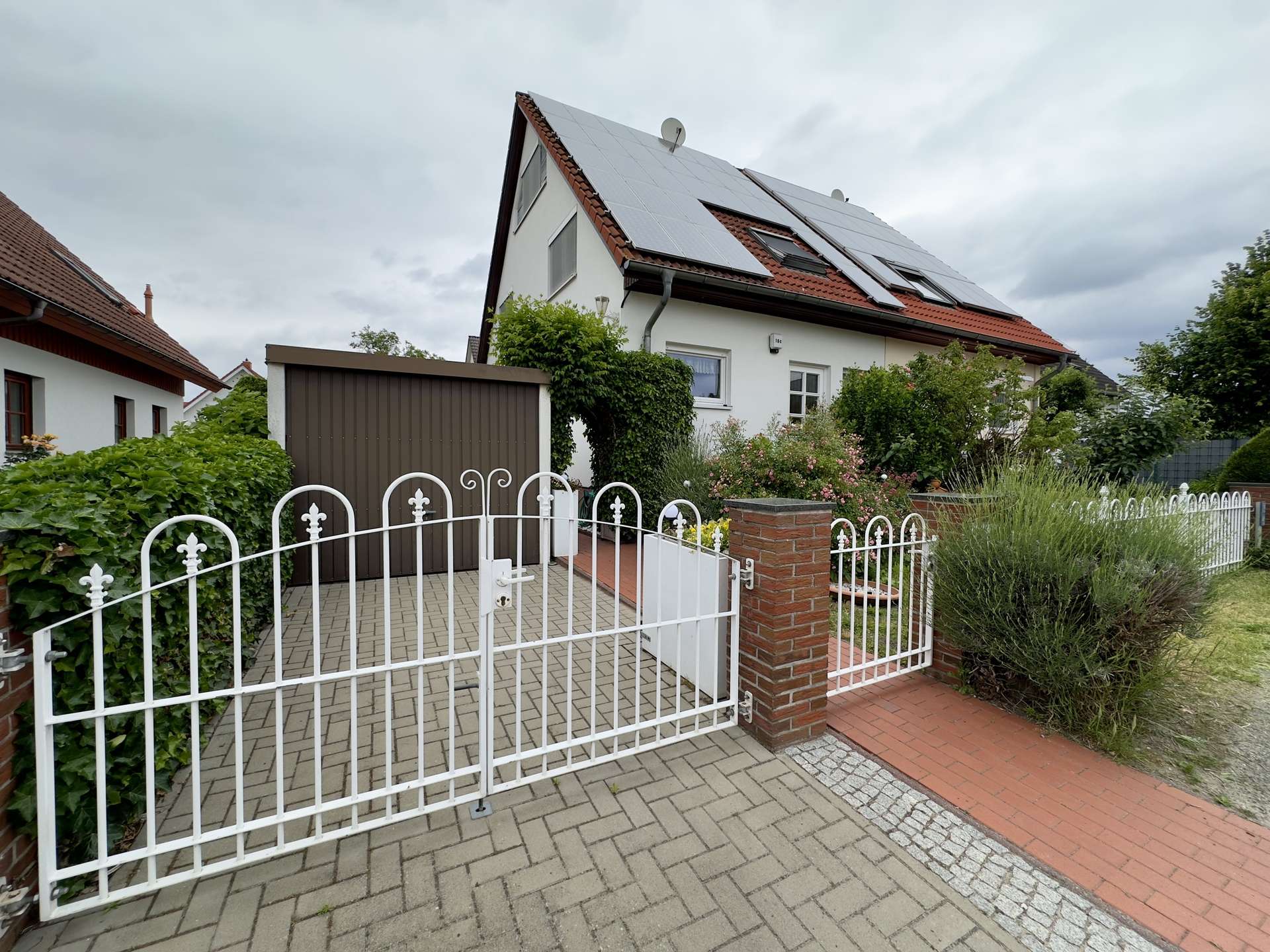 Charmante Doppelhaushälfte mit modernem Energiesystem und Wohlfühlfaktor - Bild 1
