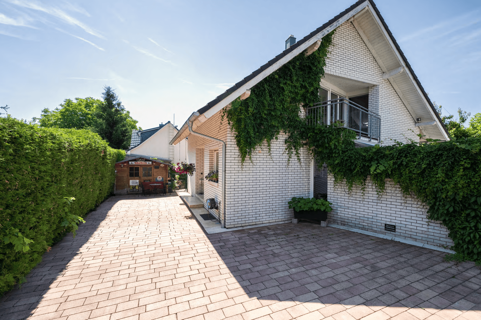Hochwertiges Einfamilienhaus mit stilvollem Wohnkonzept auf 500m2 Grundstück in zentraler Lage! - Bild 2
