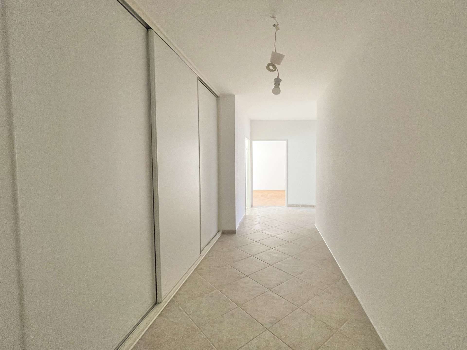 Berlin-Lichtenrade: Gepflegte 2-ZKB-Wohnung mit Balkon & TG-Stellplatz - Bild 2