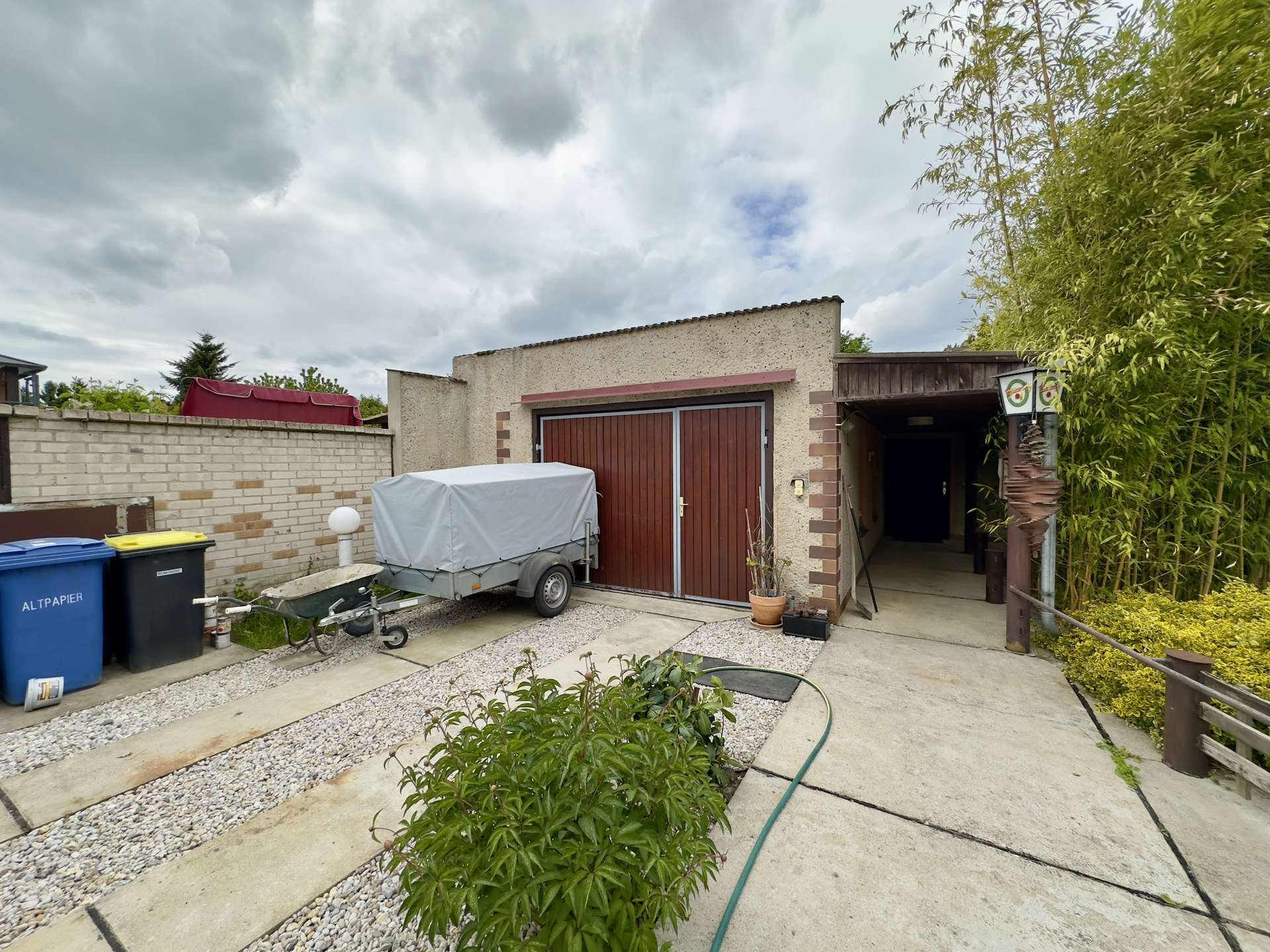 Modernisiertes Einfamilienhaus mit viel Privatsphäre in ruhiger Lage – Bild 2