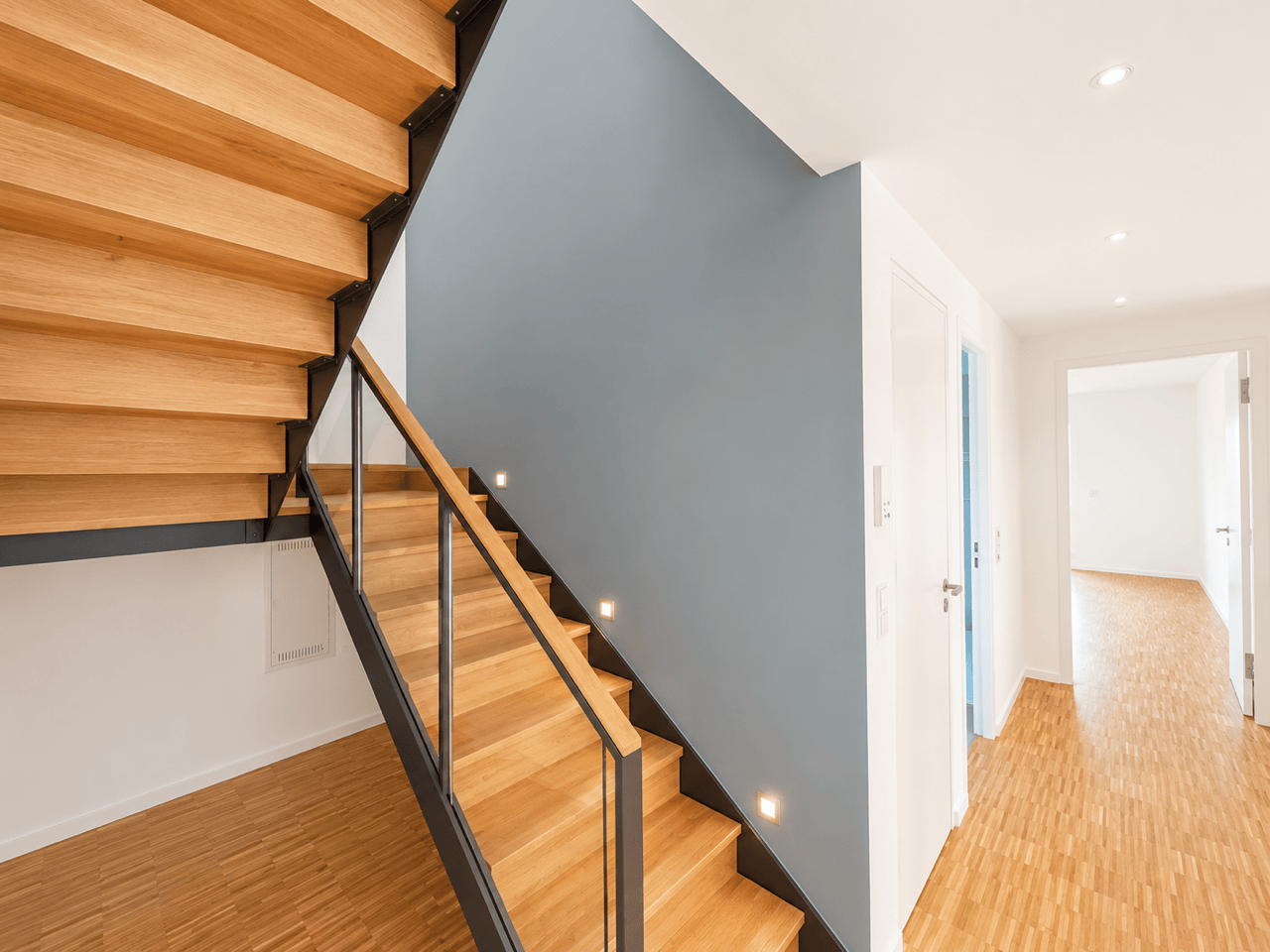 Exklusiver Erstbezug: Luxus Hausfeeling auf 2 Ebenen mit EBK, Garten, Garage & moderner Technologie - Bild 3
