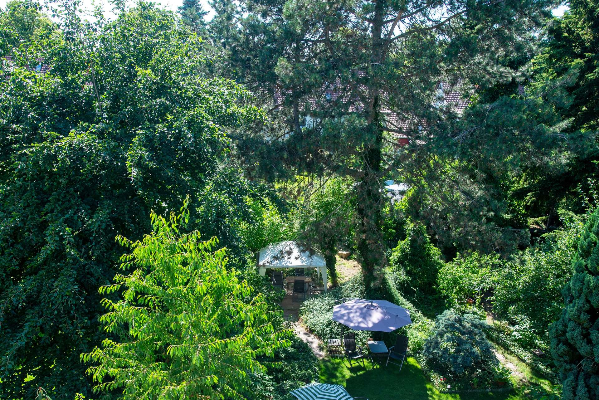 Freistehend wirkende DHH mit großem Garten, 3 separaten Wohnbereichen, Keller & Garage - Bild 27