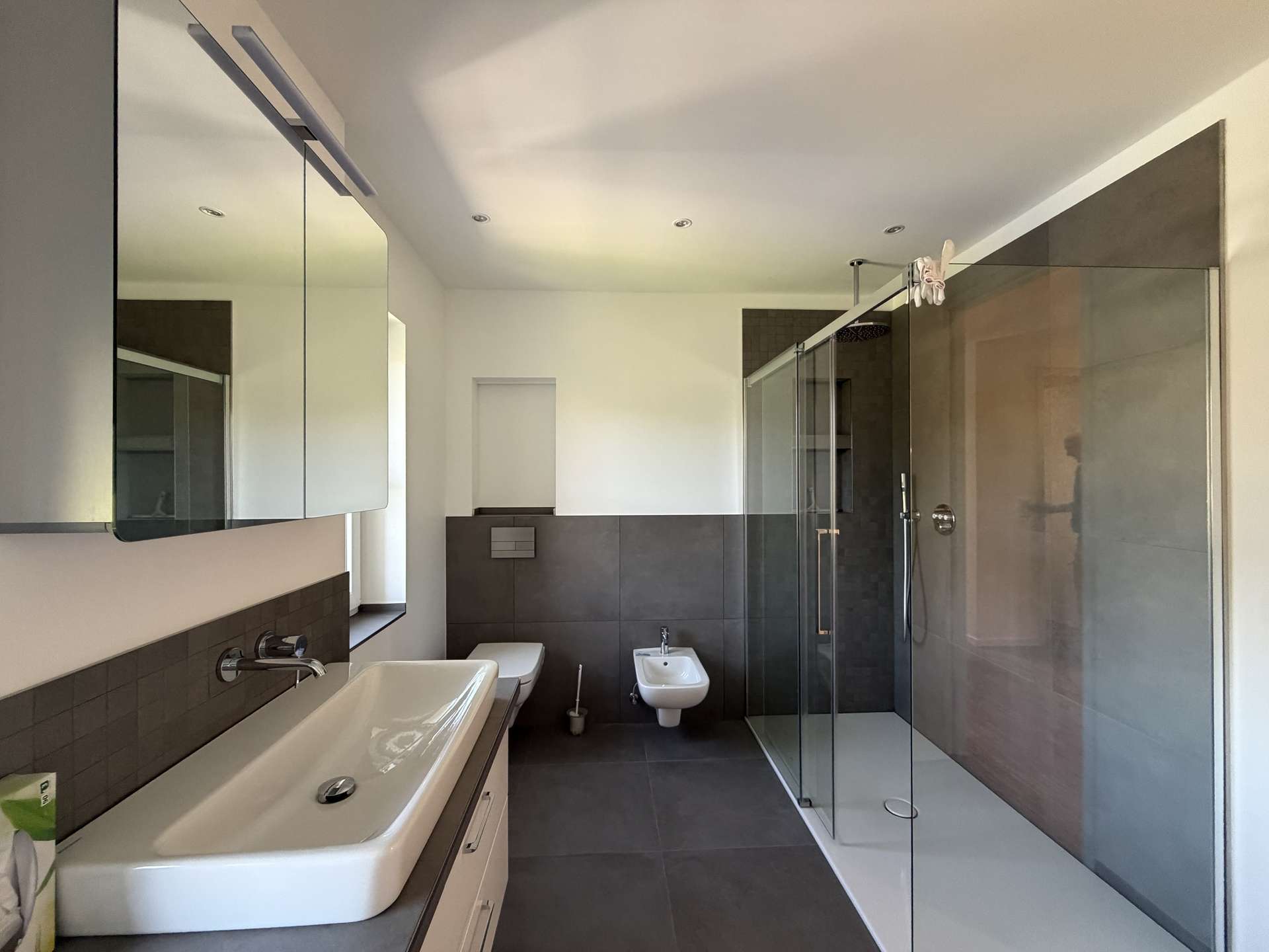 Exklusiver Erstbezug: Luxus Hausfeeling auf 2 Ebenen mit EBK, Garten, Garage & moderner Technologie - Bild 13