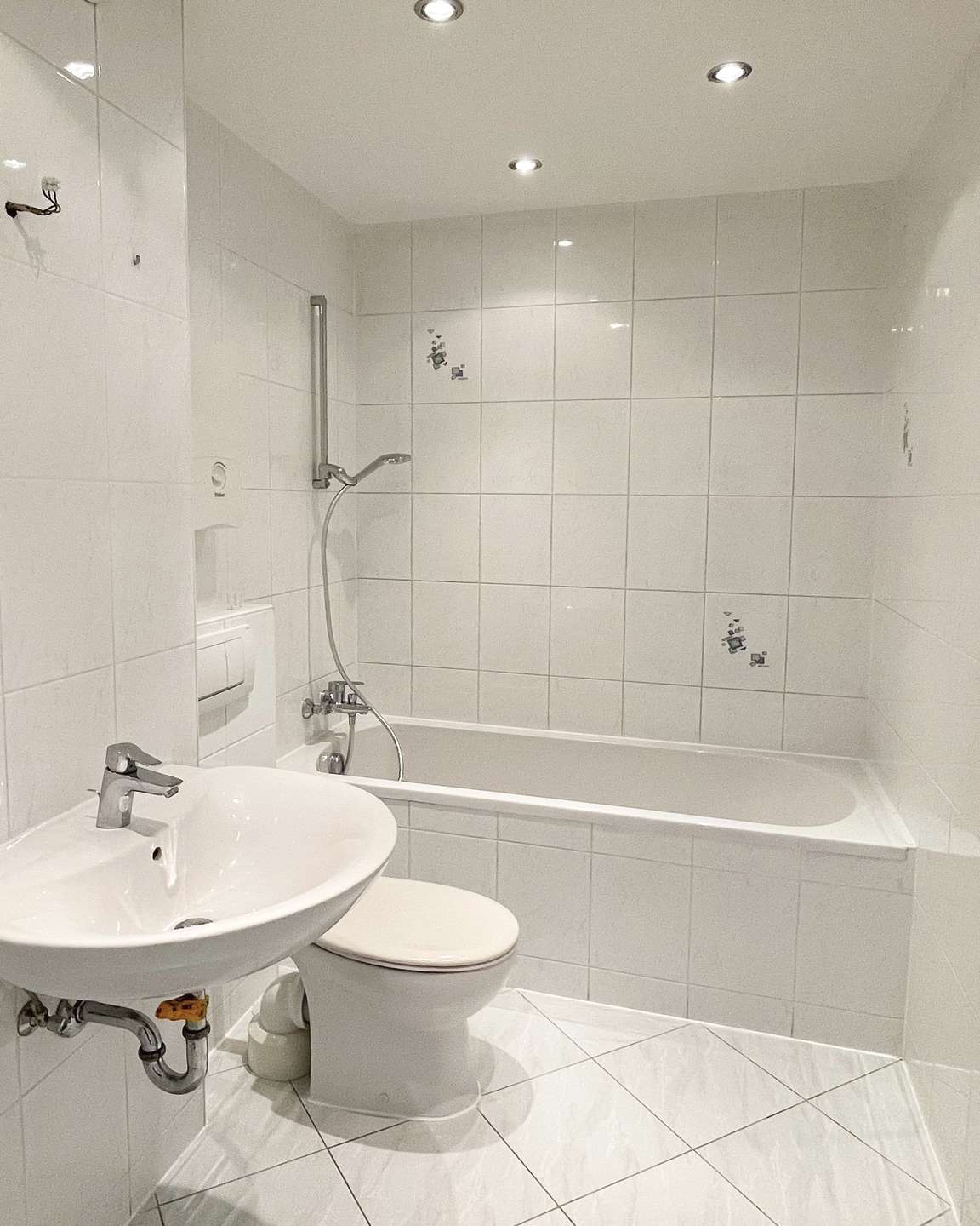 Berlin-Lichtenrade: Gepflegte 2-ZKB-Wohnung mit Balkon & TG-Stellplatz - Bild 4