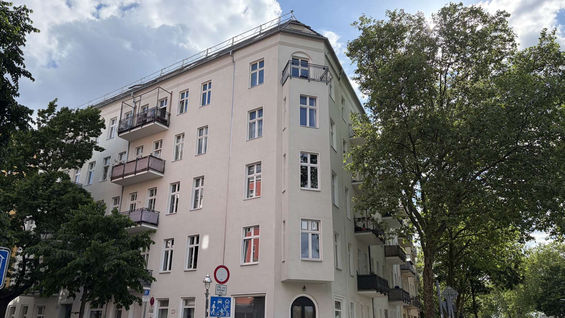 Schöne lichtdurchflutete Eckwohnug in belebter Lage - Bild 1