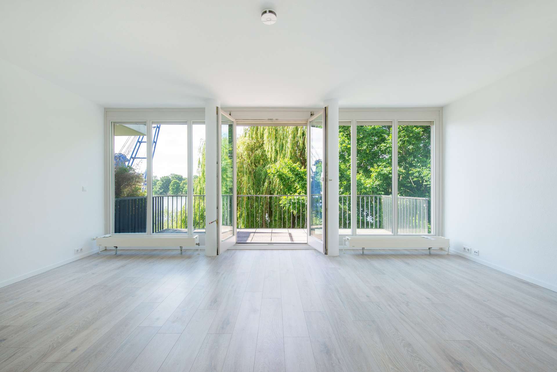 Exklusive 3-Zimmer-Wohnung mit Wasserblick, Balkon, Stellplatz und Aufzug in Alt-Stralau - Bild 3