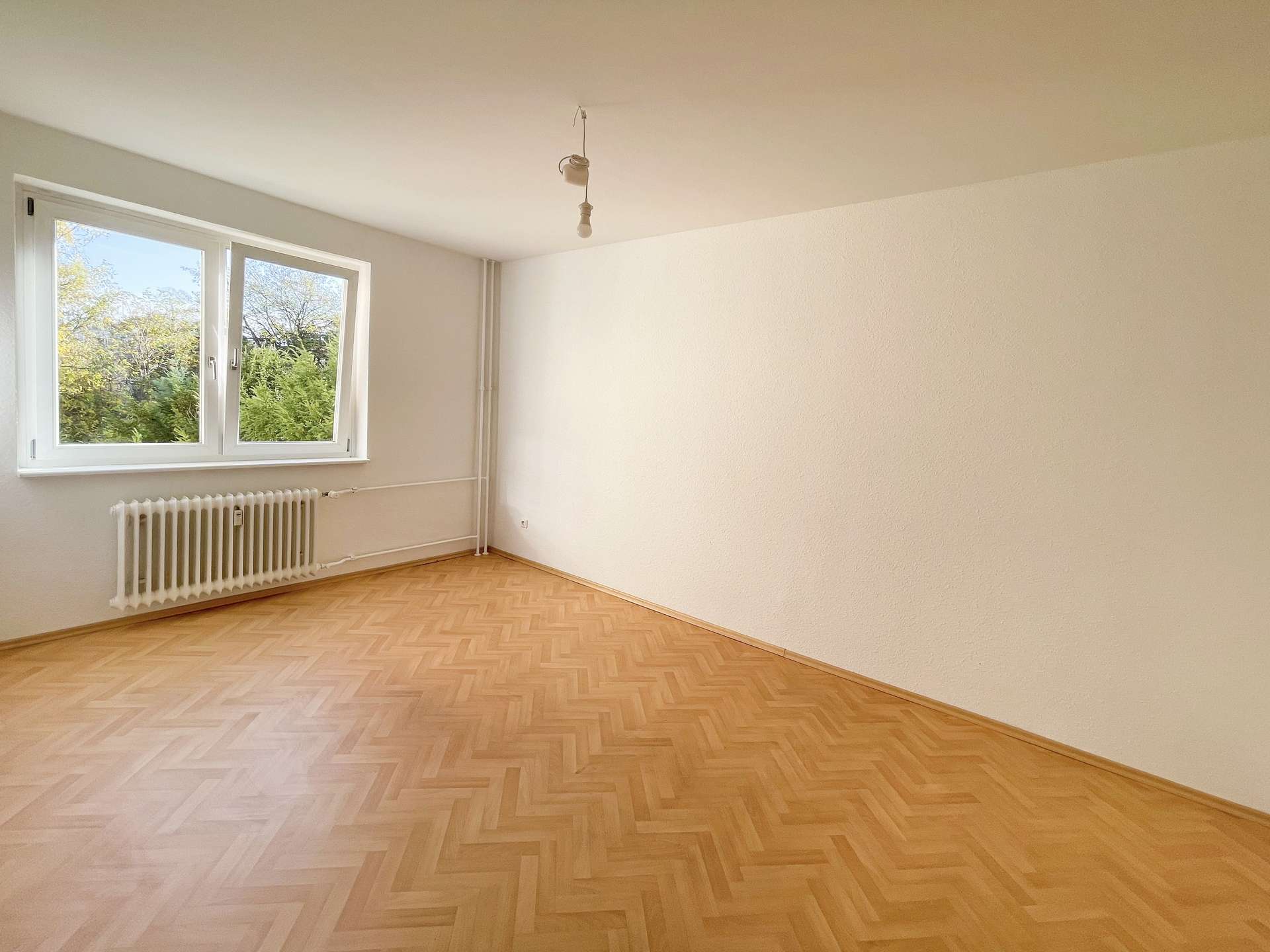 Berlin-Lichtenrade: Gepflegte 2-ZKB-Wohnung mit Balkon & TG-Stellplatz - Bild 3