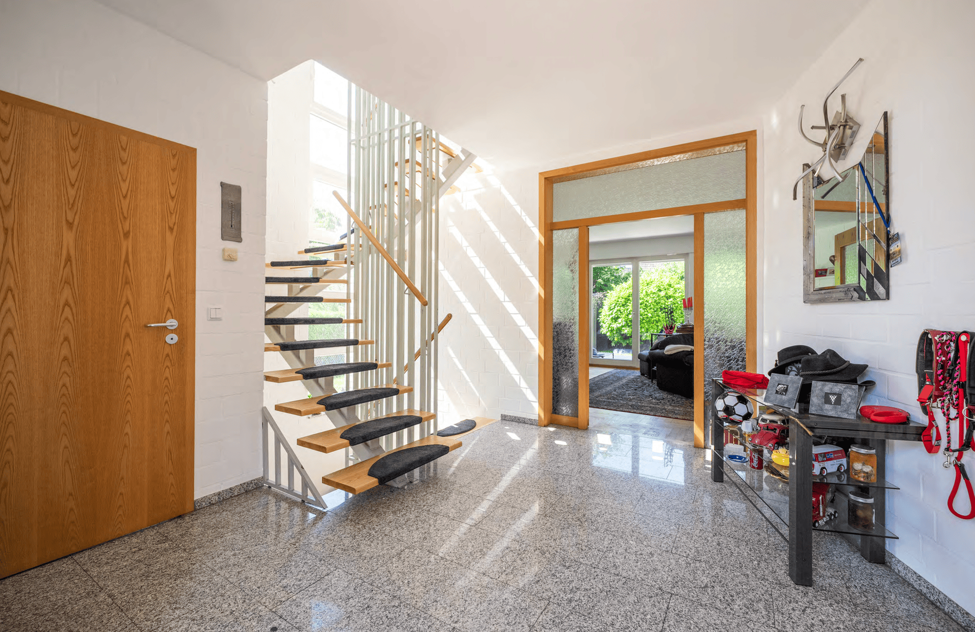 Hochwertiges Einfamilienhaus mit stilvollem Wohnkonzept auf 500m2 Grundstück in zentraler Lage! - Bild 8