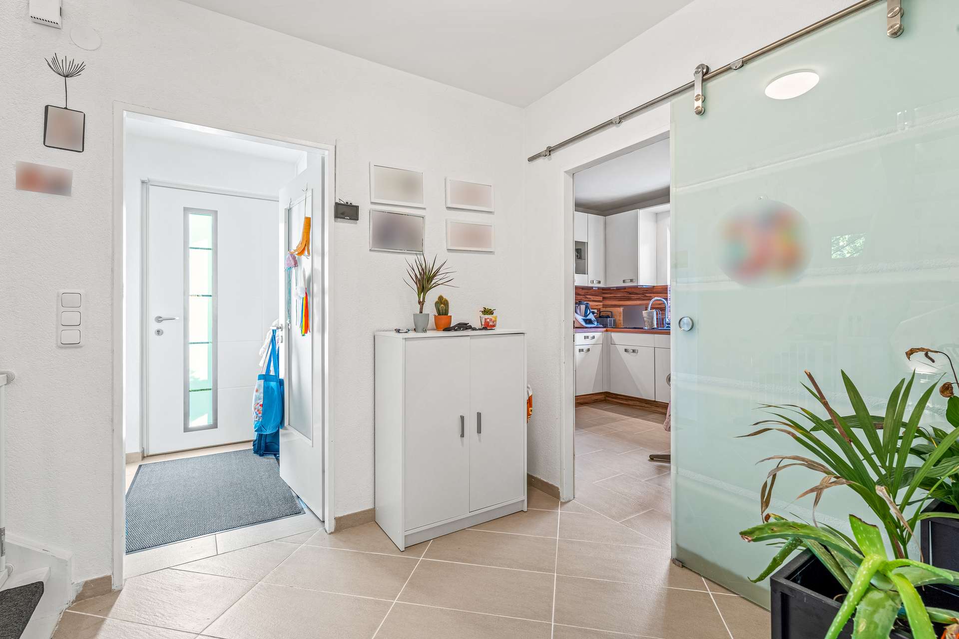 Großräumiges und modernes Einfamilienhaus mit Doppelgarage und Garten in Rudow - Bild 2