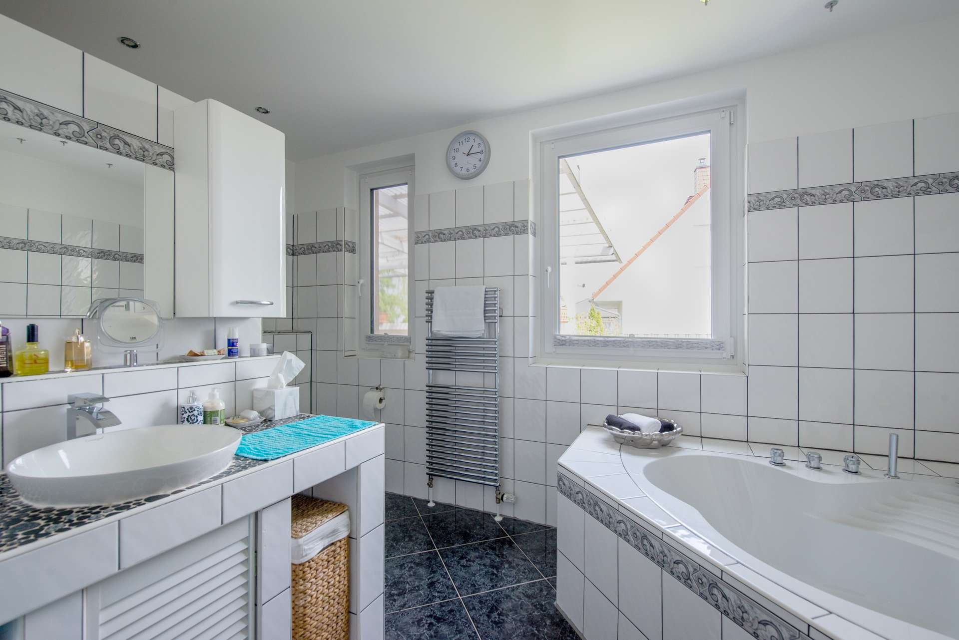 Raus aus Berlin. Rein ins Zuhause. – Stilvoll saniertes Familienhaus mit Kamin & Traumgarten – Bild 18