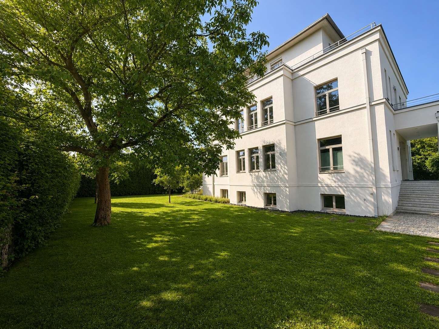 Imposant. Luxuriös. Einzigartig. – Villa in fußläufiger Seenähe in Bestlage - Bild 2