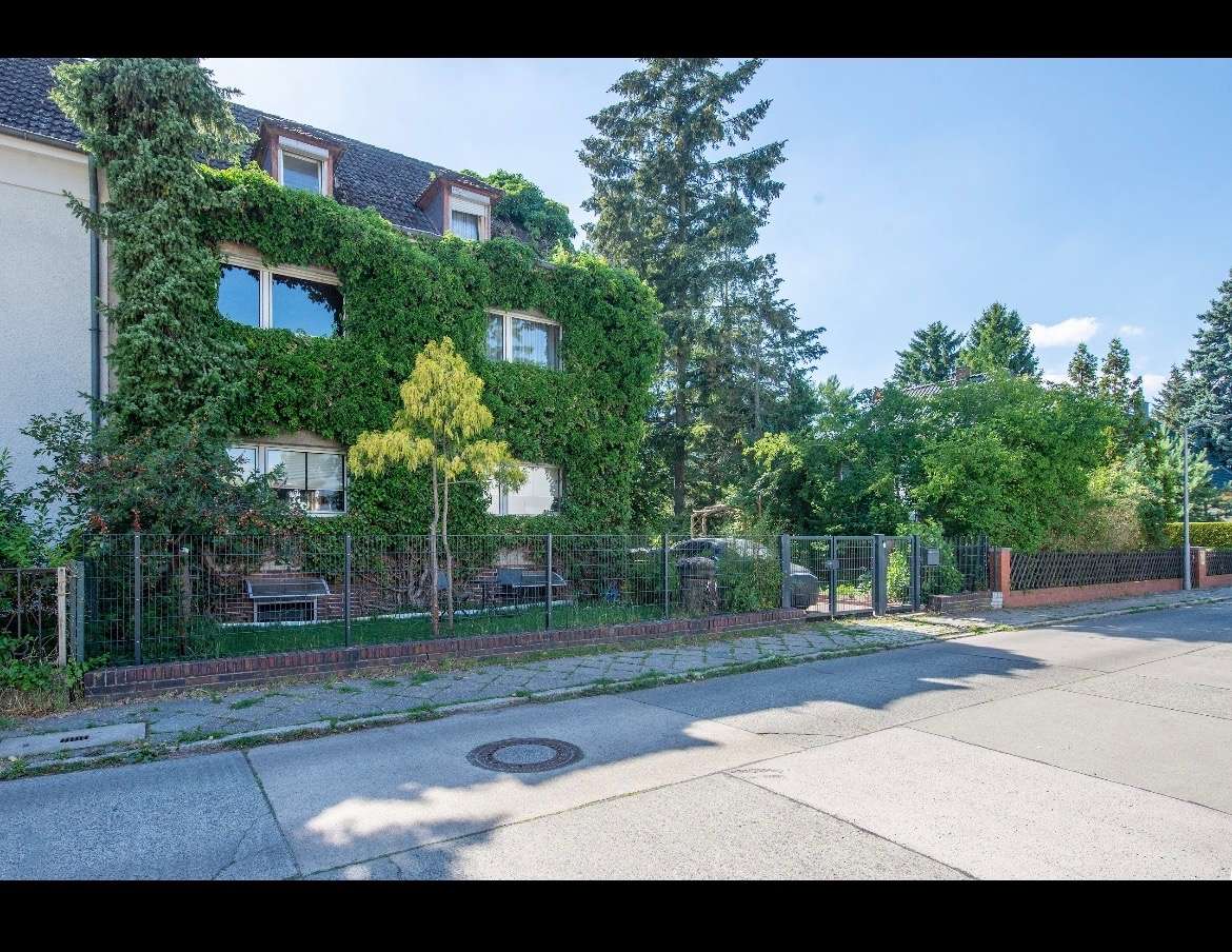 Großzügiges Familienhaus mit 3 Wohnebenen, 730 m² Garten, Wintergarten & Garage in Berlin-Mariendorf