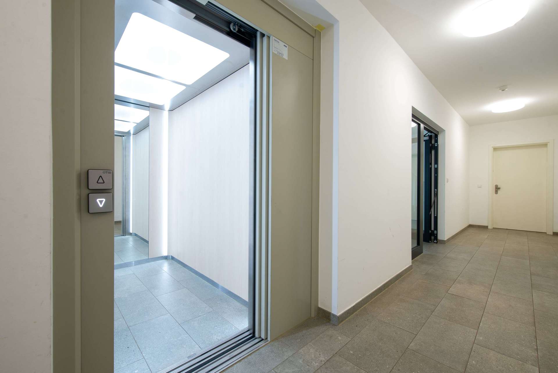 Moderne Eigentumswohnung mit Sonnenterrasse und Aufzug im Zentrum Mariendorfs - Bild 11