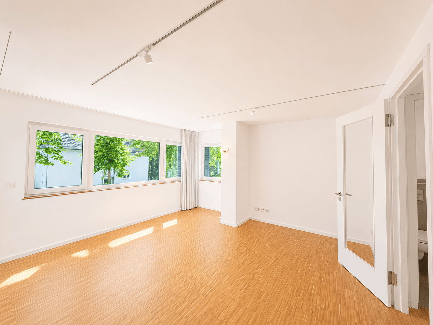 Exklusiver Erstbezug: Luxus Hausfeeling auf 2 Ebenen mit EBK, Garten, Garage & moderner Technologie - Bild 6