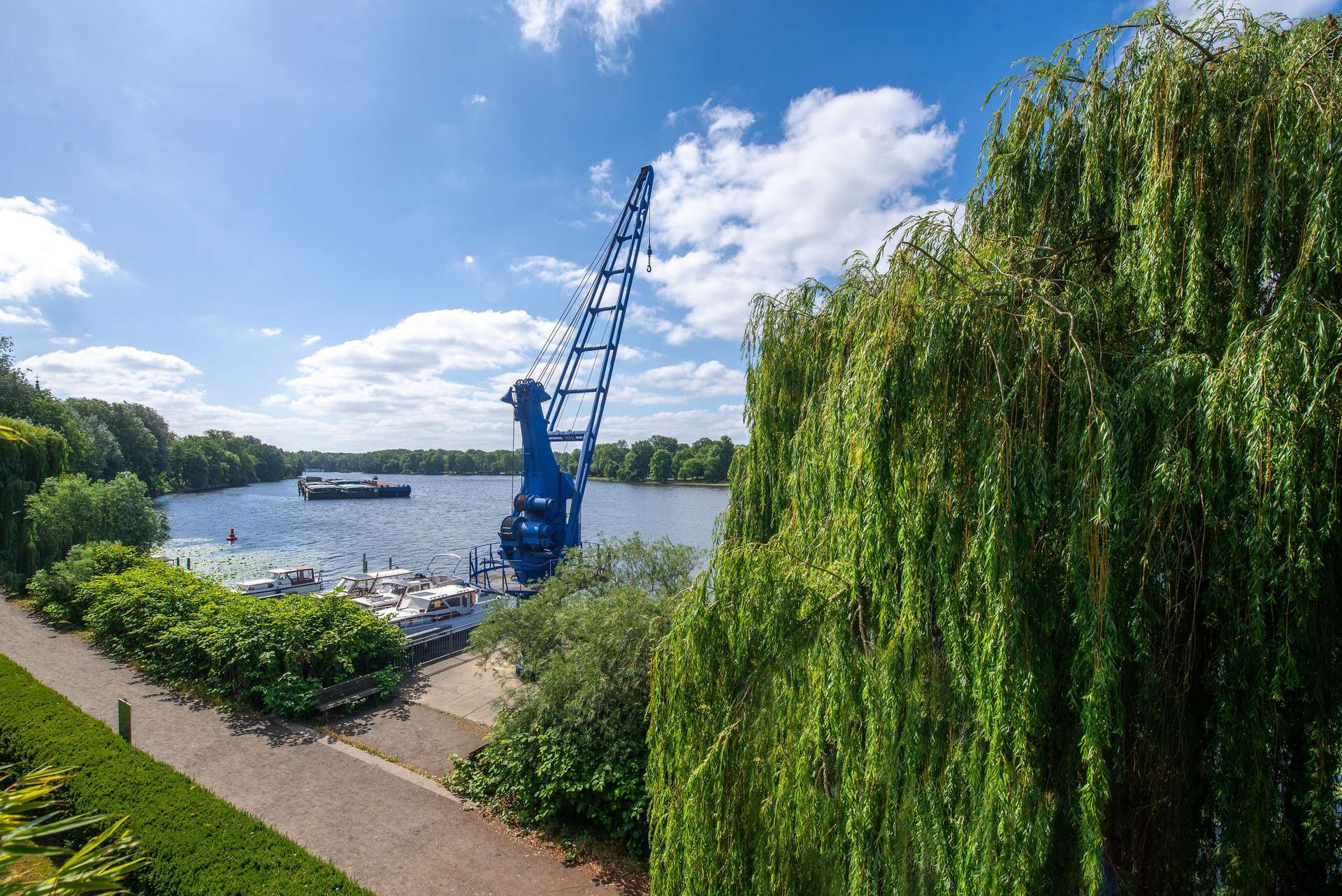 Exklusive 3-Zimmer-Wohnung mit Wasserblick, Balkon, Stellplatz und Aufzug in Alt-Stralau