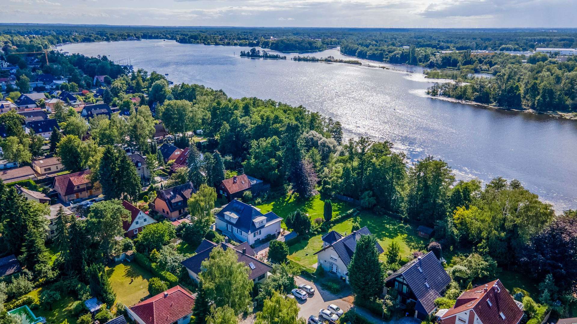 Architektenjuwel in Wassernähe: Einzigartiges Wohnen auf ca. 1.800 m2 Traumgrundstück – Bild 12