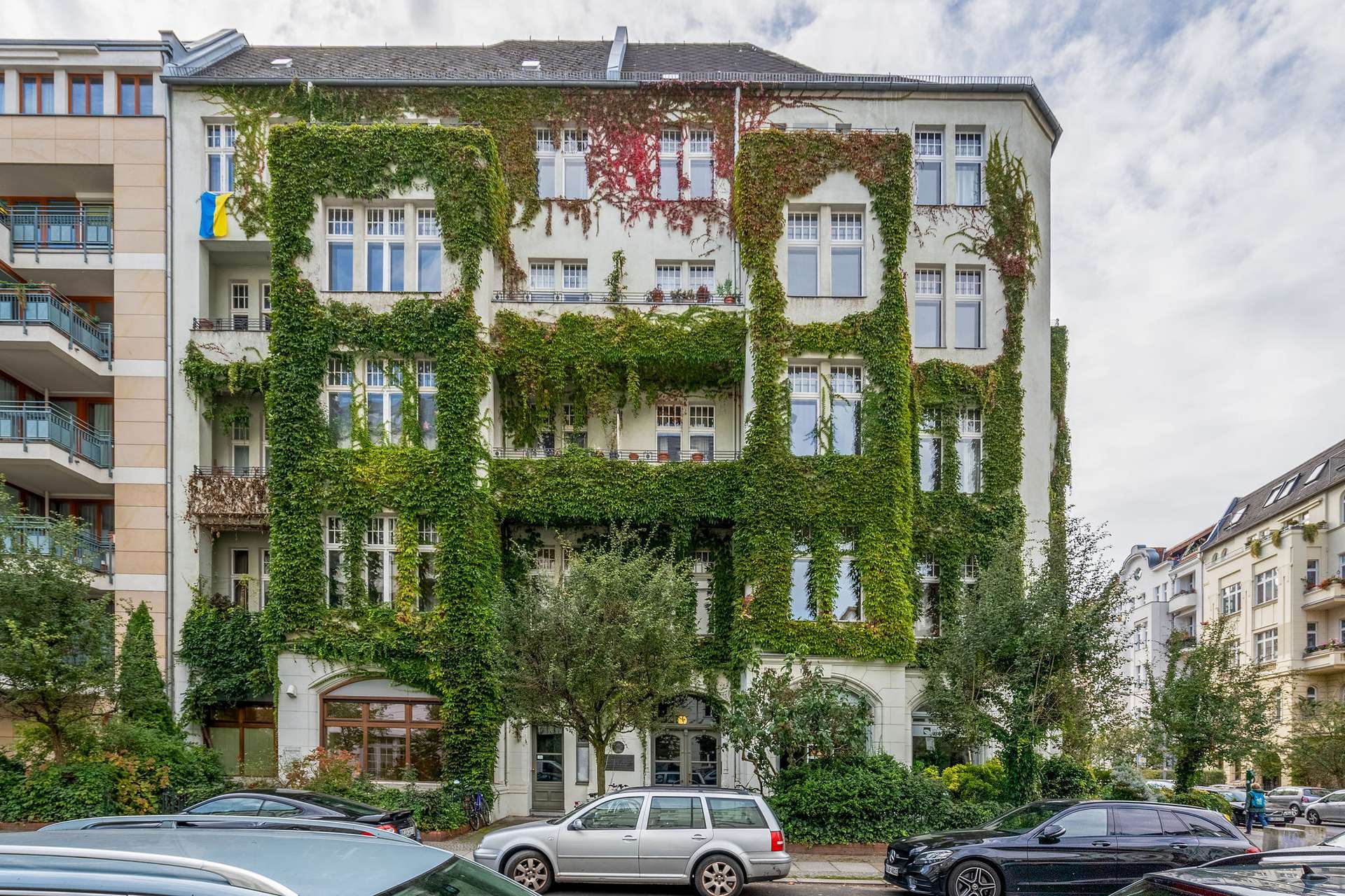 Sanierte Altbauwohnung mit Balkon am Viktoria-Luise-Platz