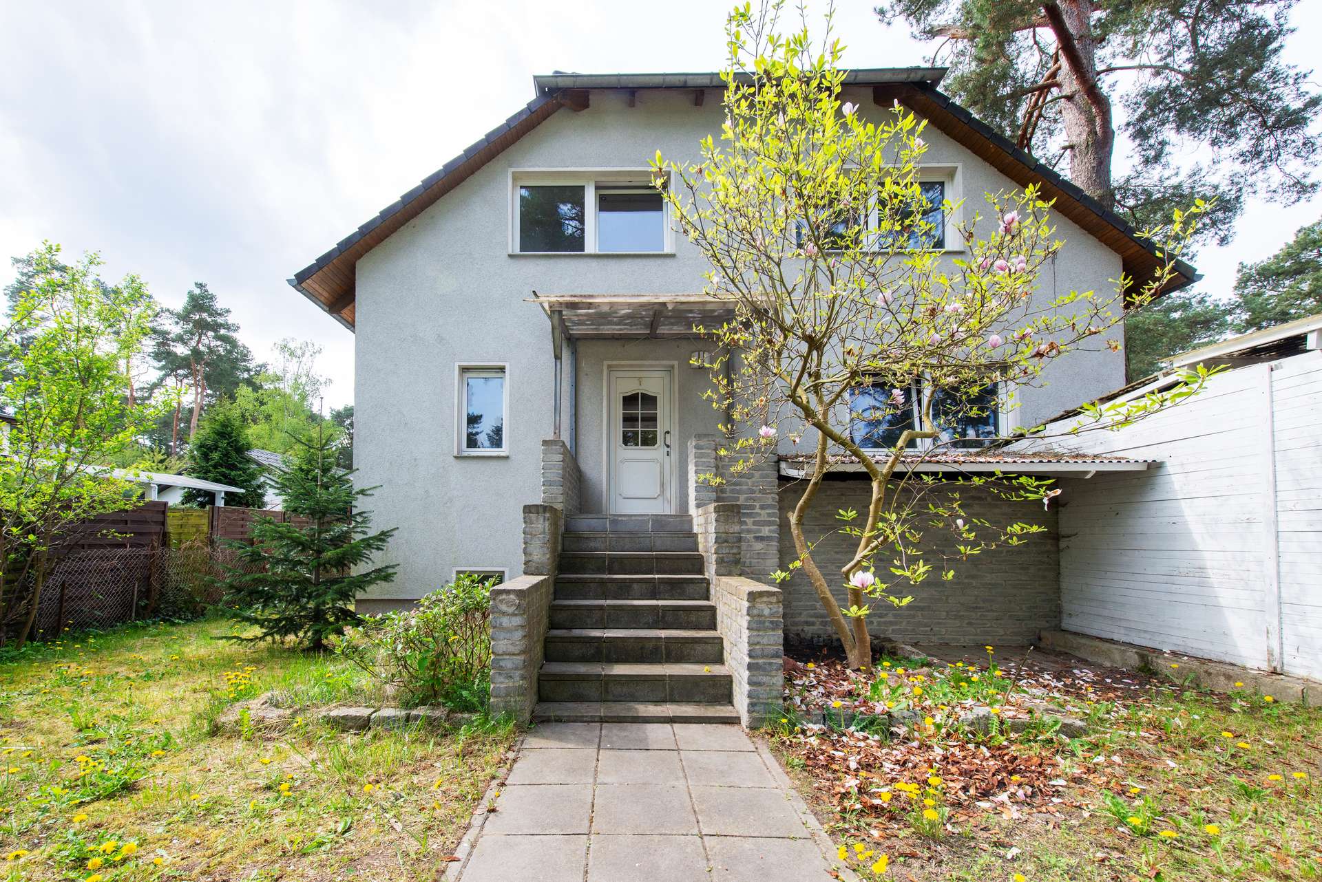 Familienparadies! 6 Zi. + Sauna, Kamin & ca. 671 m² Grundstück mit Carport