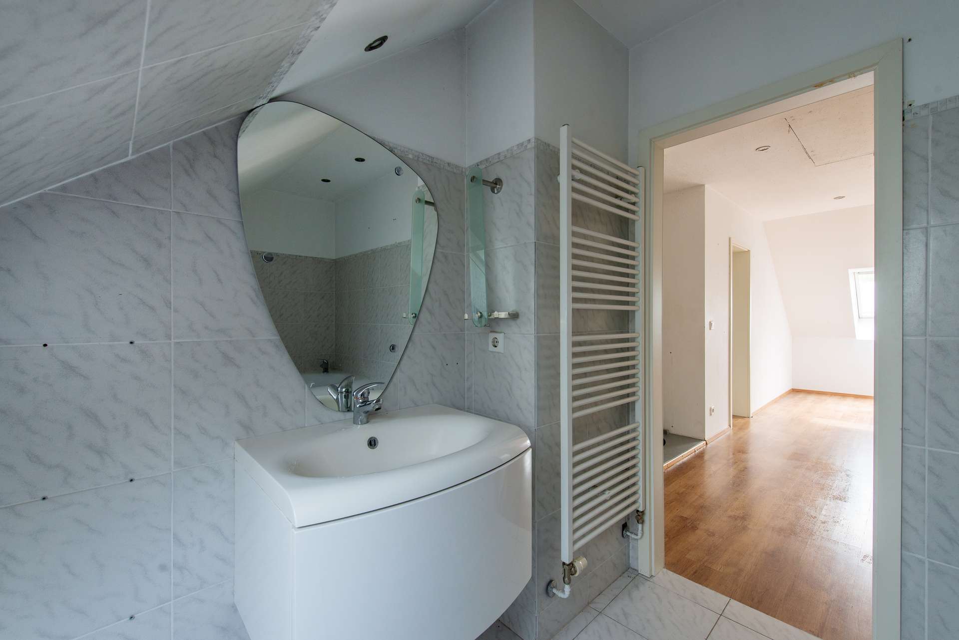 Familienparadies! 6 Zi. + Sauna, Kamin & ca. 671 m² Grundstück mit Carport – Bild 12