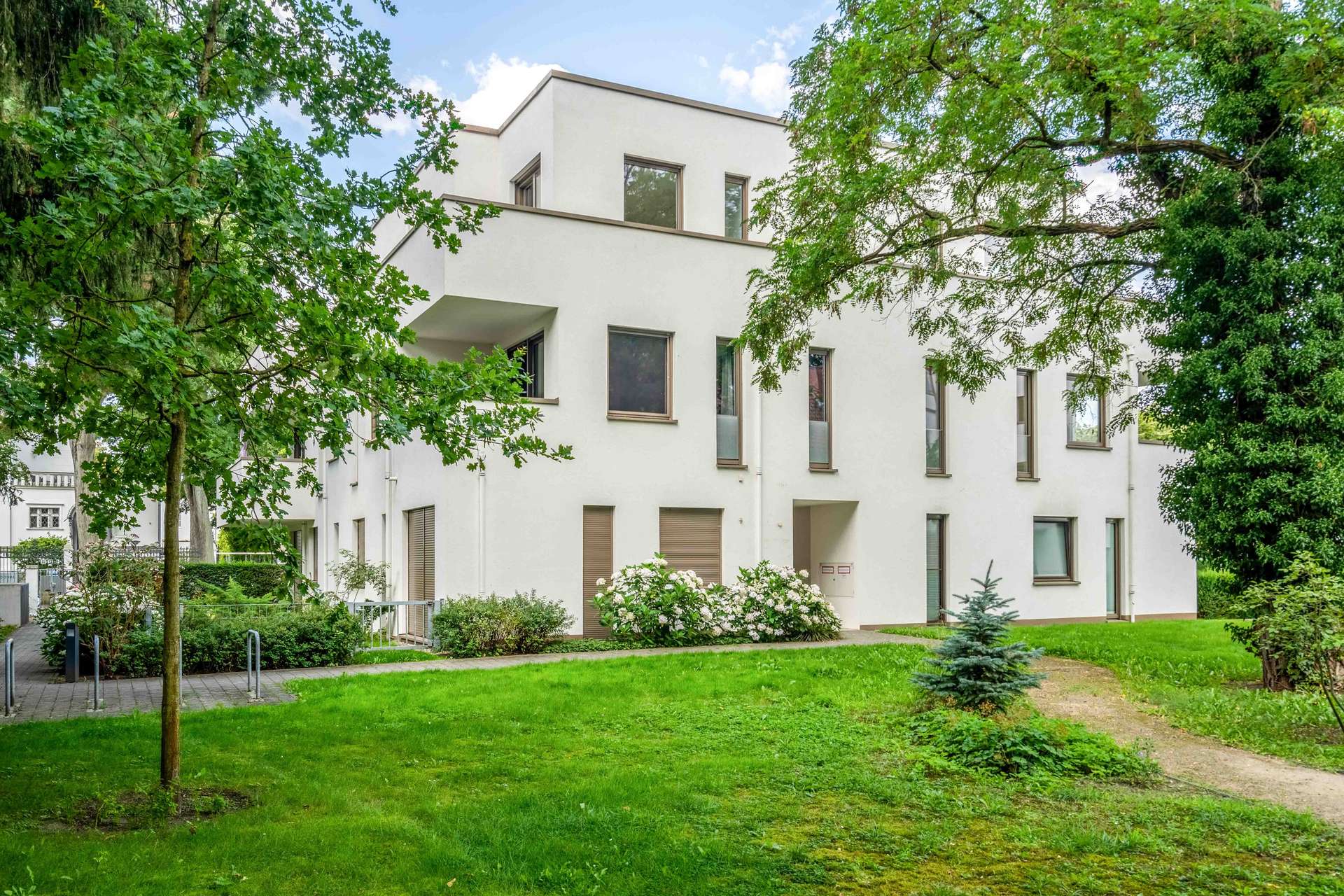Luxuriöse 4-Zimmer Designer Wohnung mit TG Stellplatz in Bestlage