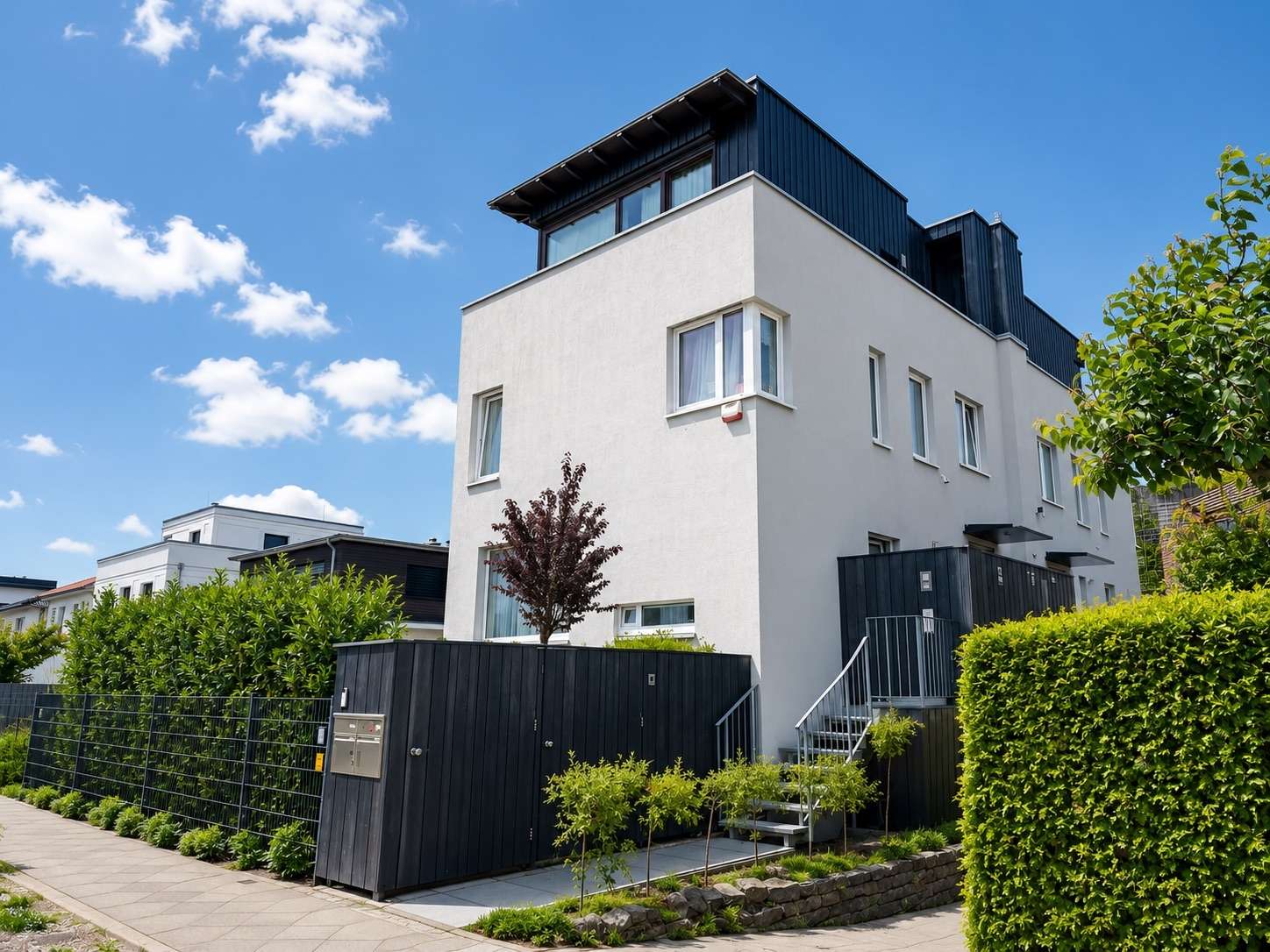 10 Zimmer verteilt auf ca. 370 m² Wfl. zur Selbstnutzung oder Kapitalanlage in Toplage - Bild 2