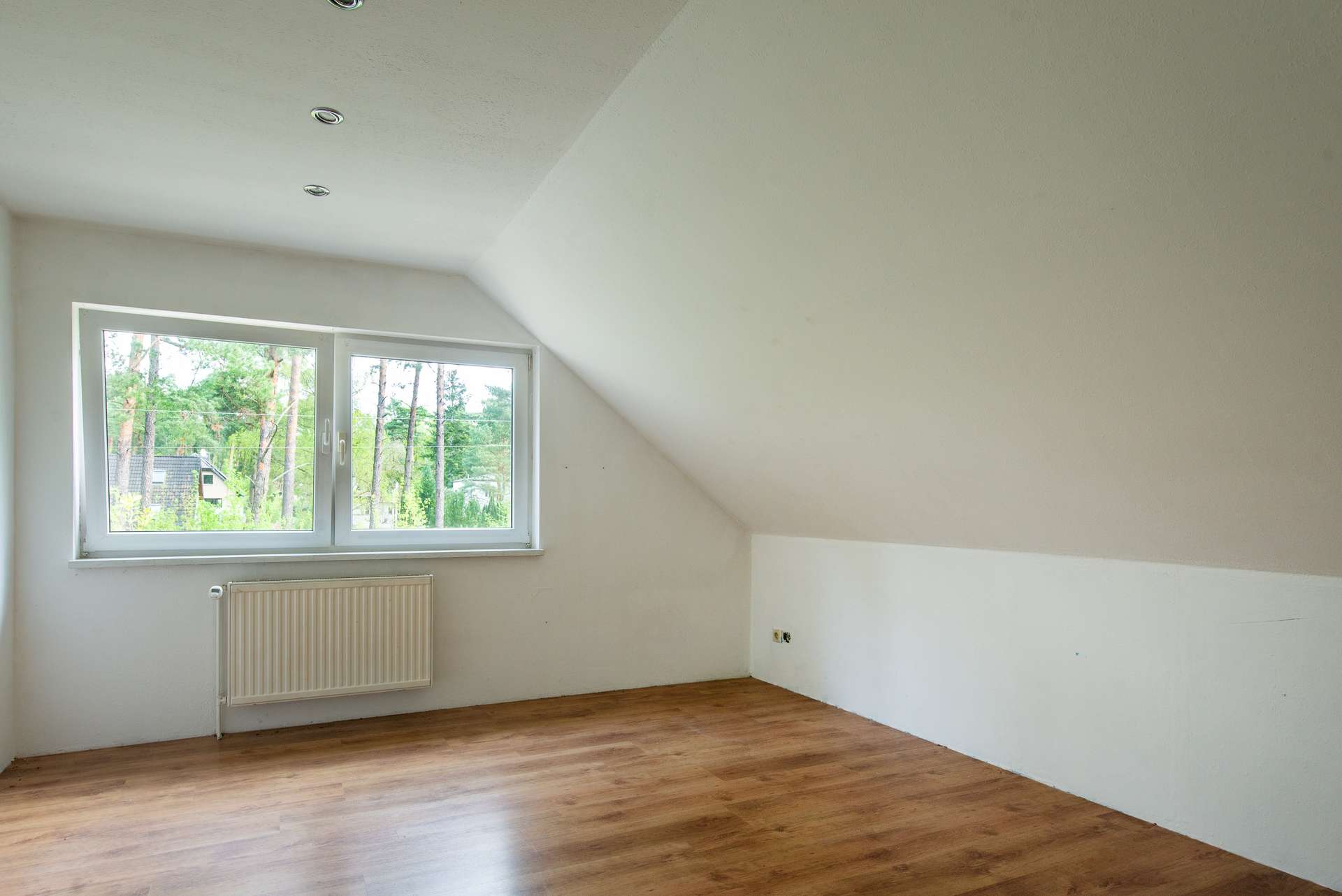 Familienparadies! 6 Zi. + Sauna, Kamin & ca. 671 m² Grundstück mit Carport – Bild 9