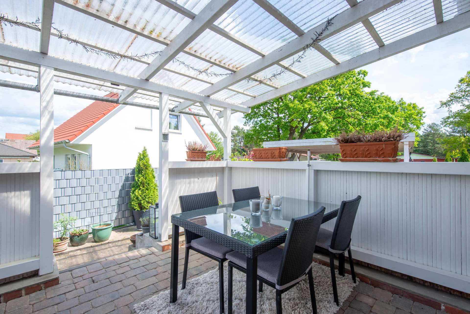 Raus aus Berlin. Rein ins Zuhause. – Stilvoll saniertes Familienhaus mit Kamin & Traumgarten – Bild 24