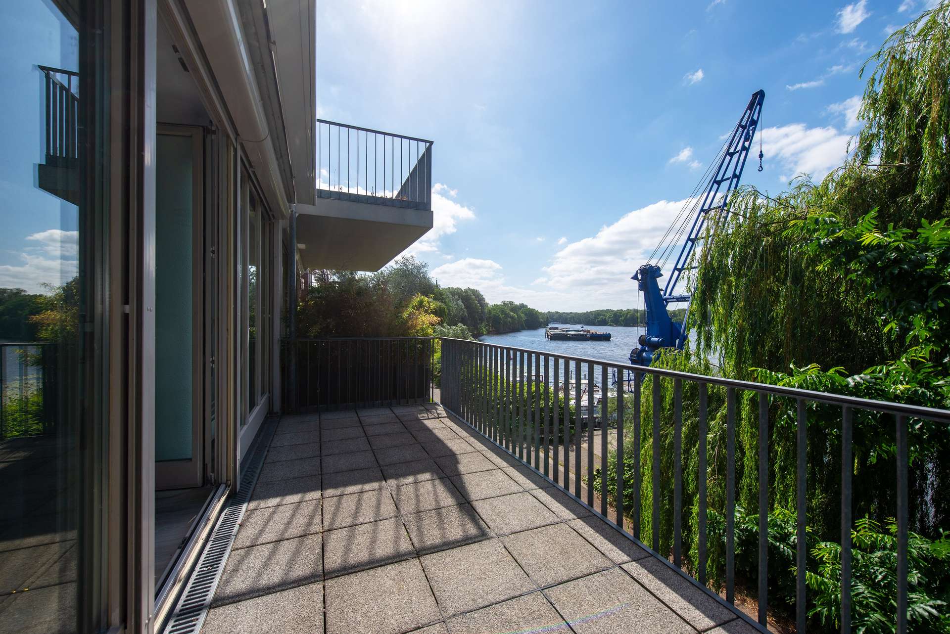 Exklusive 3-Zimmer-Wohnung mit Wasserblick, Balkon, Stellplatz und Aufzug in Alt-Stralau - Bild 2