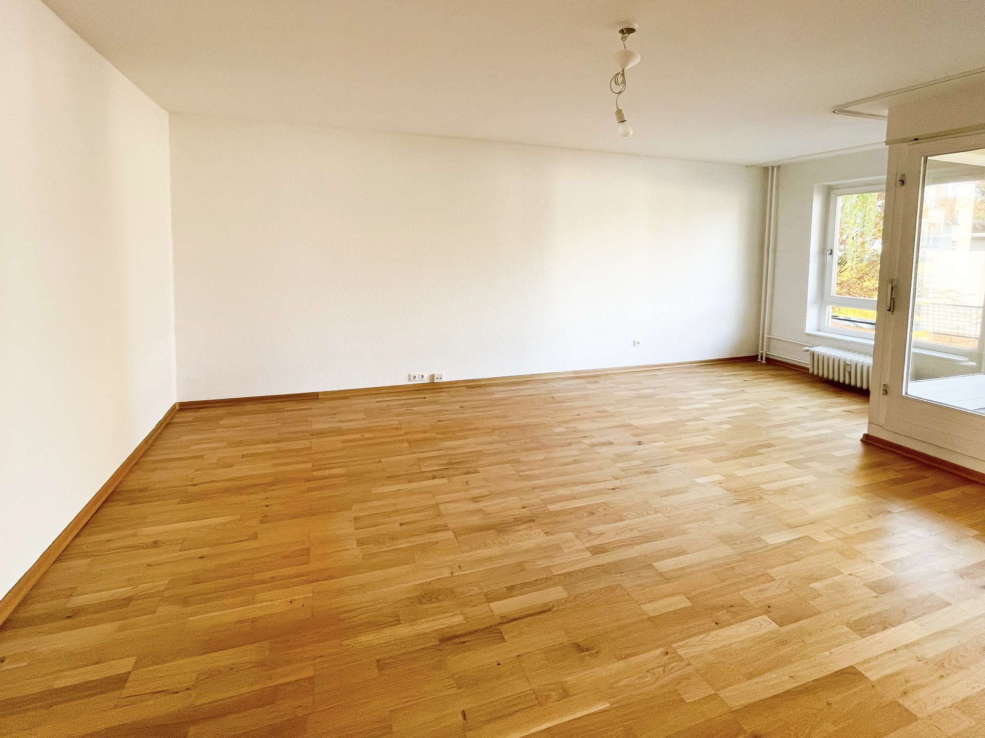 Berlin-Lichtenrade: Gepflegte 2-ZKB-Wohnung mit Balkon & TG-Stellplatz - Bild 1