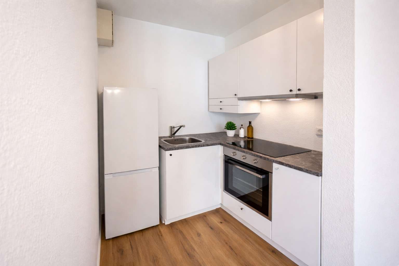 Modernisierte 1,5-Zimmer-Wohnung mit Balkon in gefragter Lage - nahe Adlershof & Flughafen BER – Bild 2