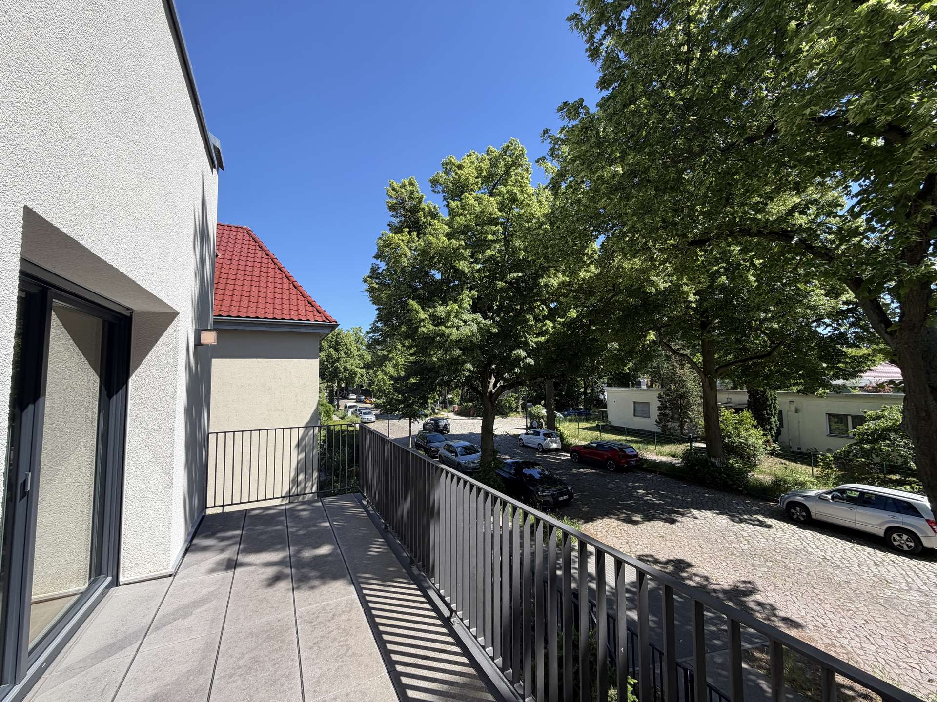 Exklusiver Erstbezug: Luxus Hausfeeling auf 2 Ebenen mit EBK, Garten, Garage & moderner Technologie - Bild 17