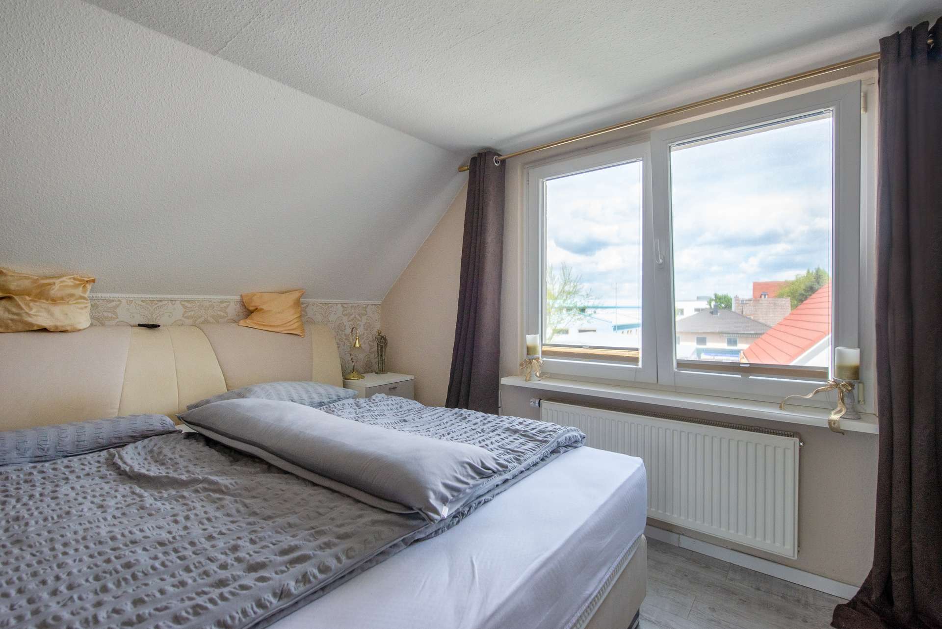 Raus aus Berlin. Rein ins Zuhause. – Stilvoll saniertes Familienhaus mit Kamin & Traumgarten – Bild 21