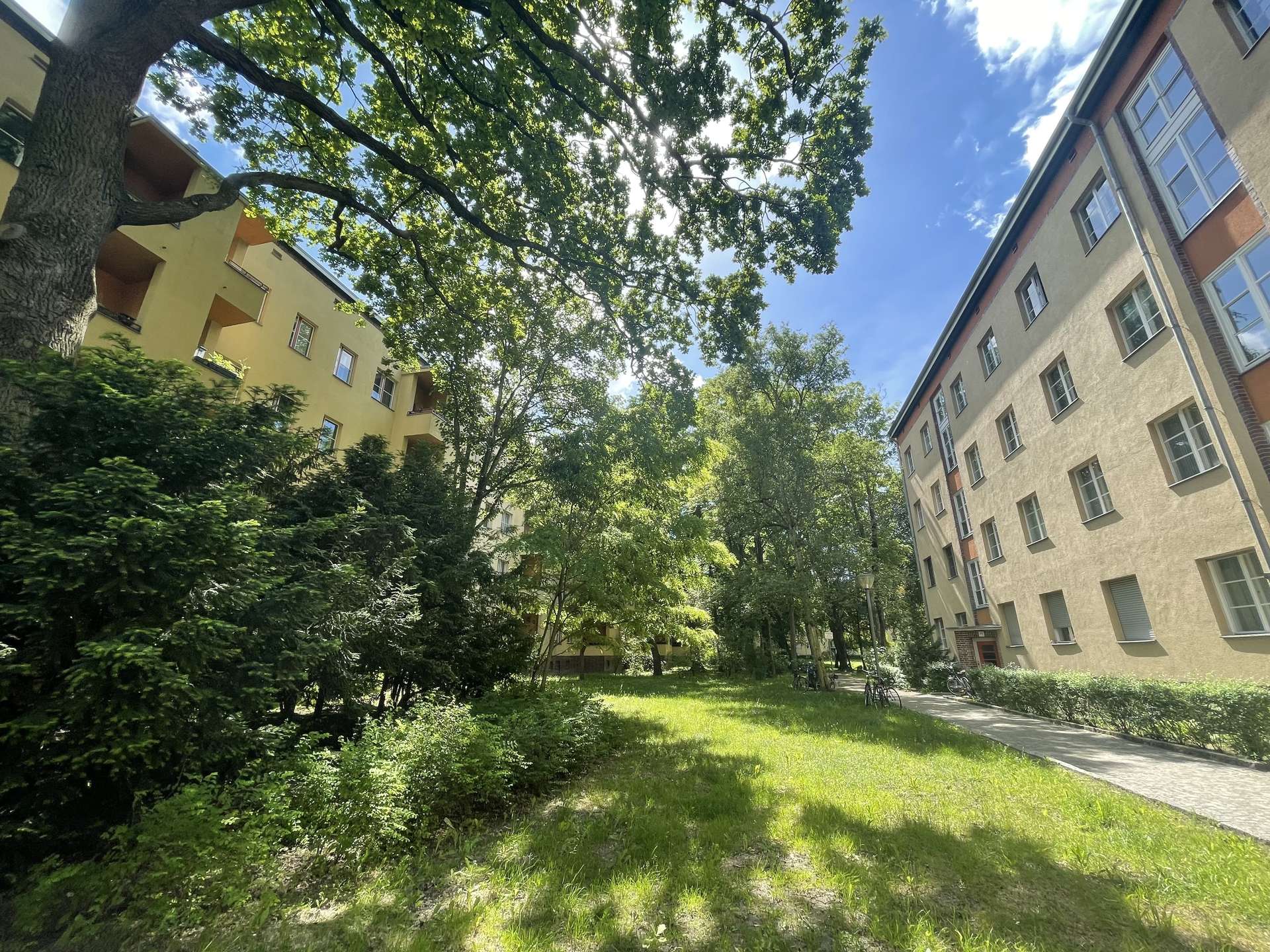 Lichtdurchflutete 3 Zi. Wohnung mit Balkon im begehrten Kissingenviertel – Bild 2