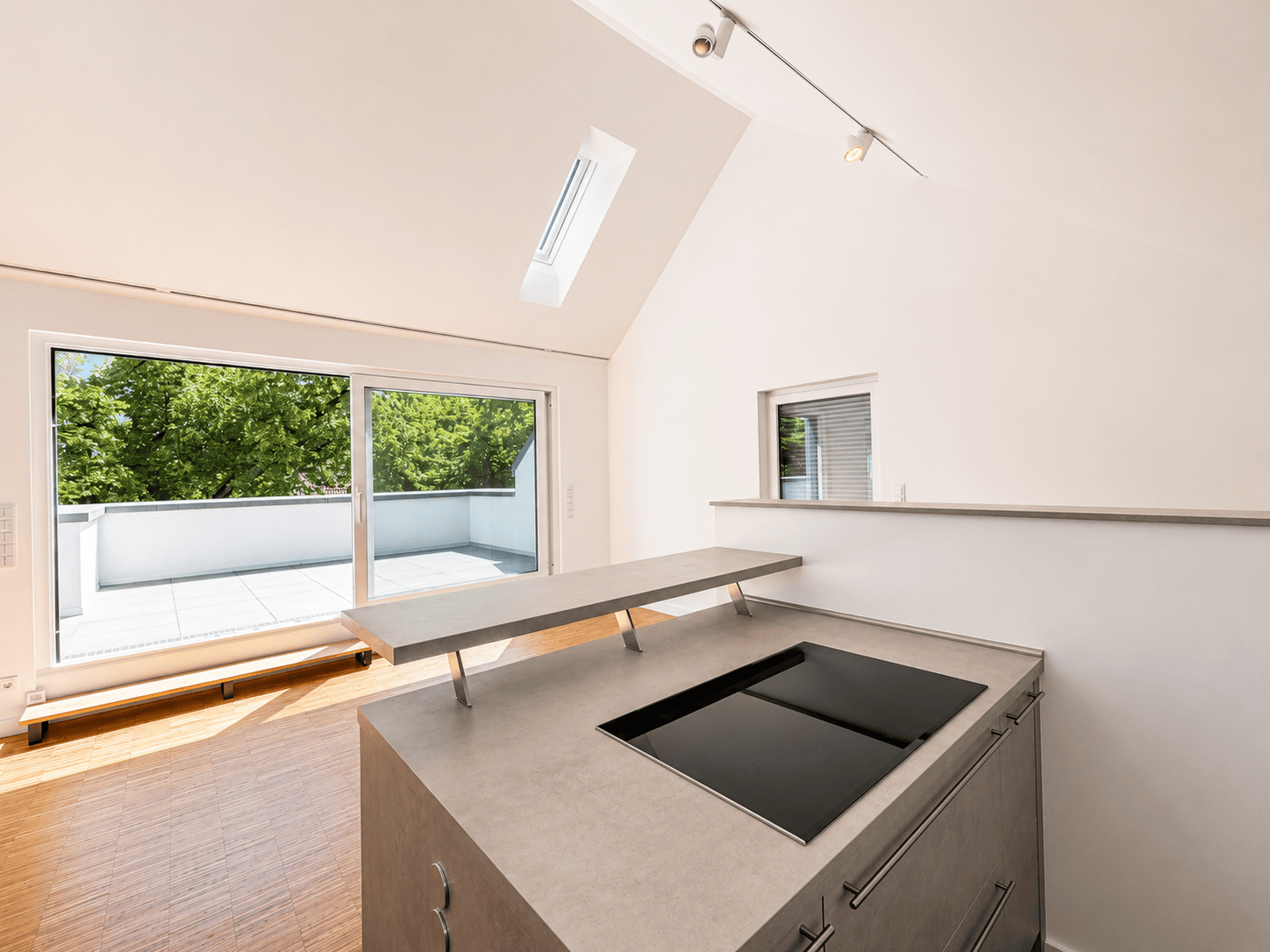 Exklusiver Erstbezug: Luxus Hausfeeling auf 2 Ebenen mit EBK, Garten, Garage & moderner Technologie - Bild 9
