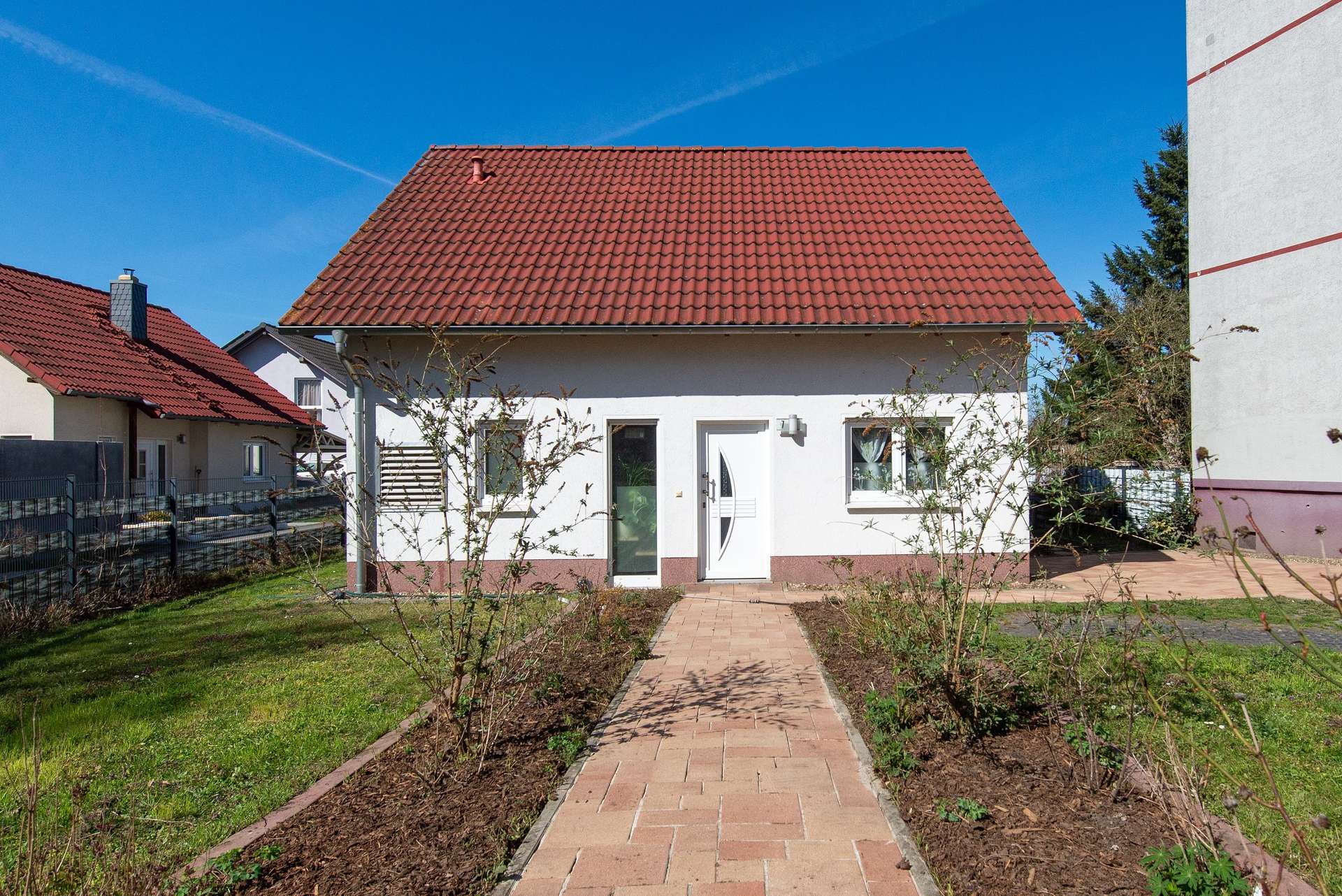 Exklusives Einfamilienhaus mit Charme und Modernität auf gepflegtem Grundstück mit 2 Stellplätzen