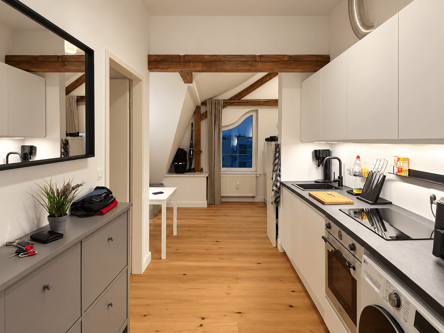 Modernisierte Dachgeschosswohnung, voll möbliert & sofort bezugsfrei! - Bild 1